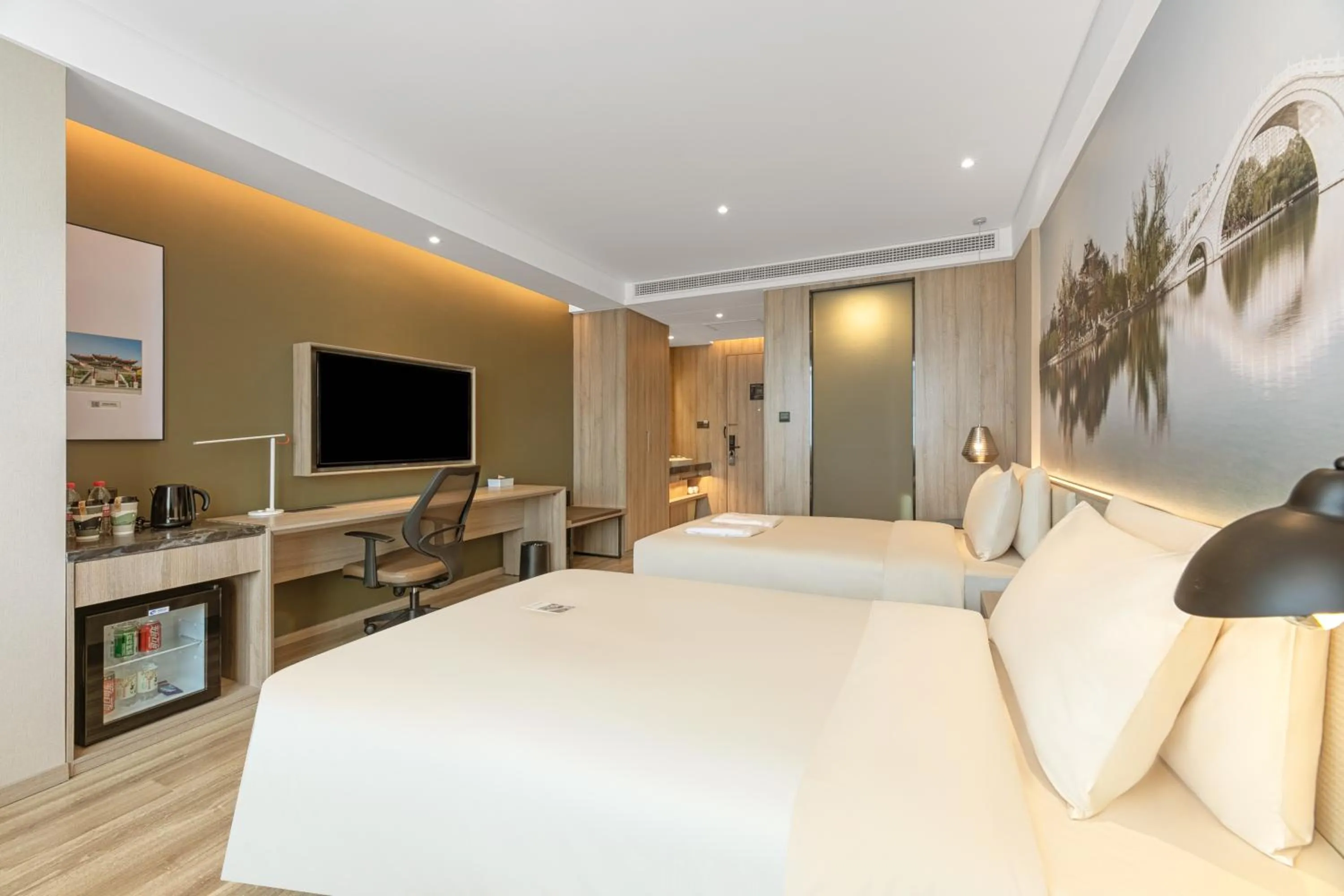 Photo of the whole room, Bed in Atour Hotel Baoji Raiway Station Xingzheng Avenue