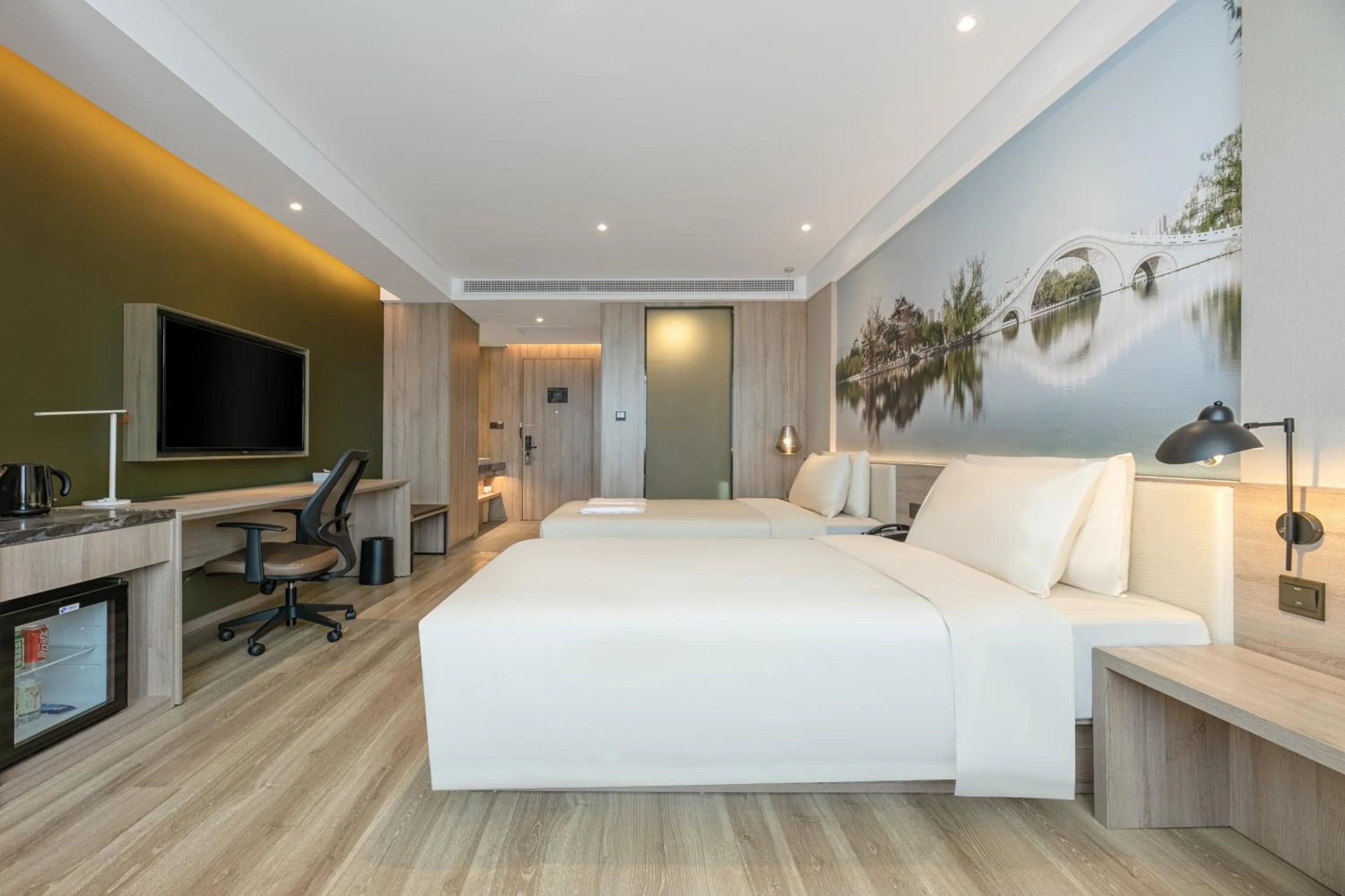 Photo of the whole room, Bed in Atour Hotel Baoji Raiway Station Xingzheng Avenue