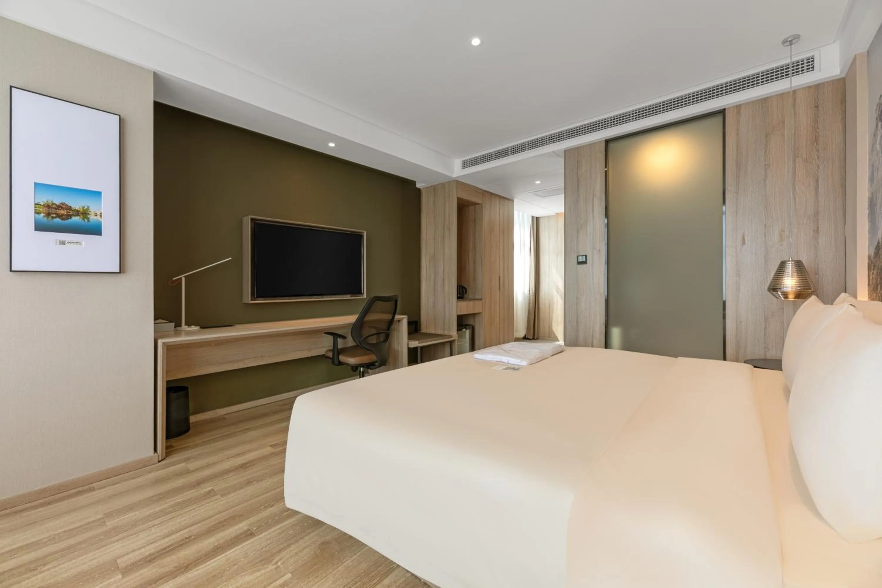 Photo of the whole room, Bed in Atour Hotel Baoji Raiway Station Xingzheng Avenue