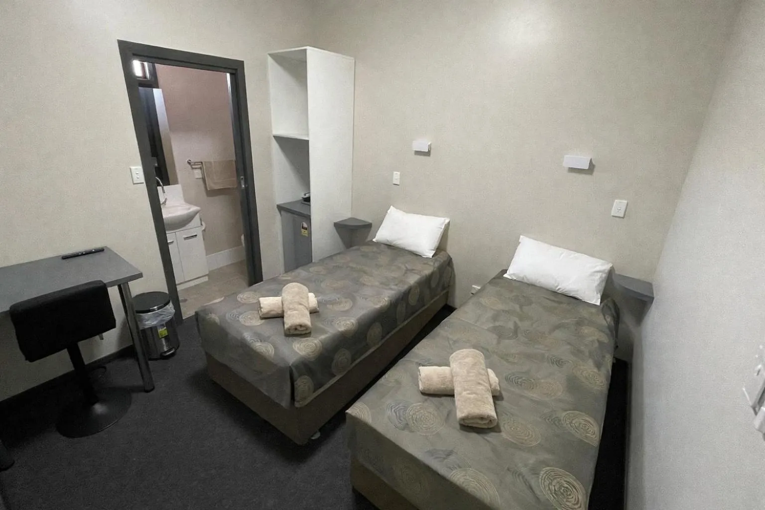 Bed in Broken Hill Tourist Lodge