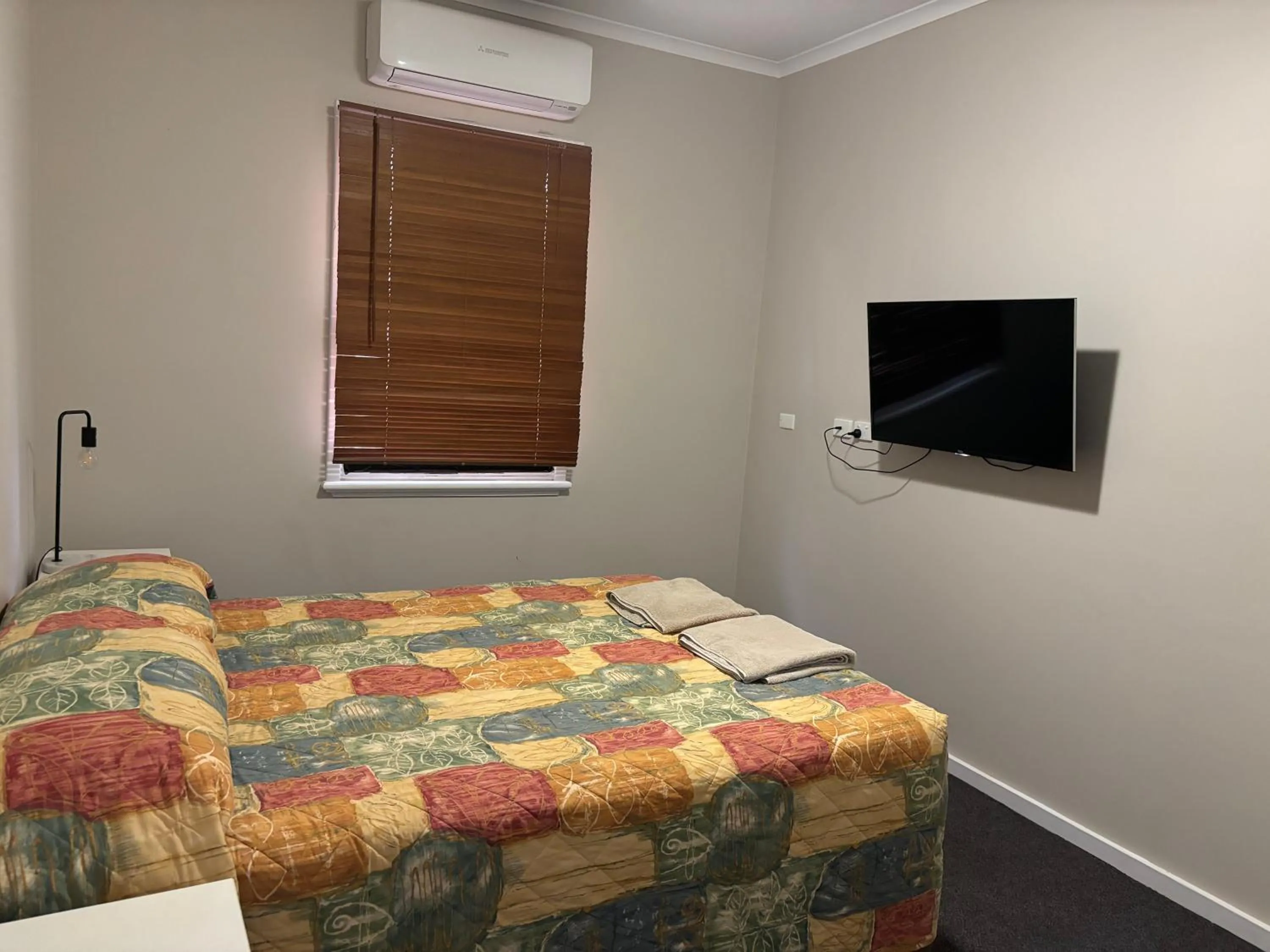 Bed in Broken Hill Tourist Lodge