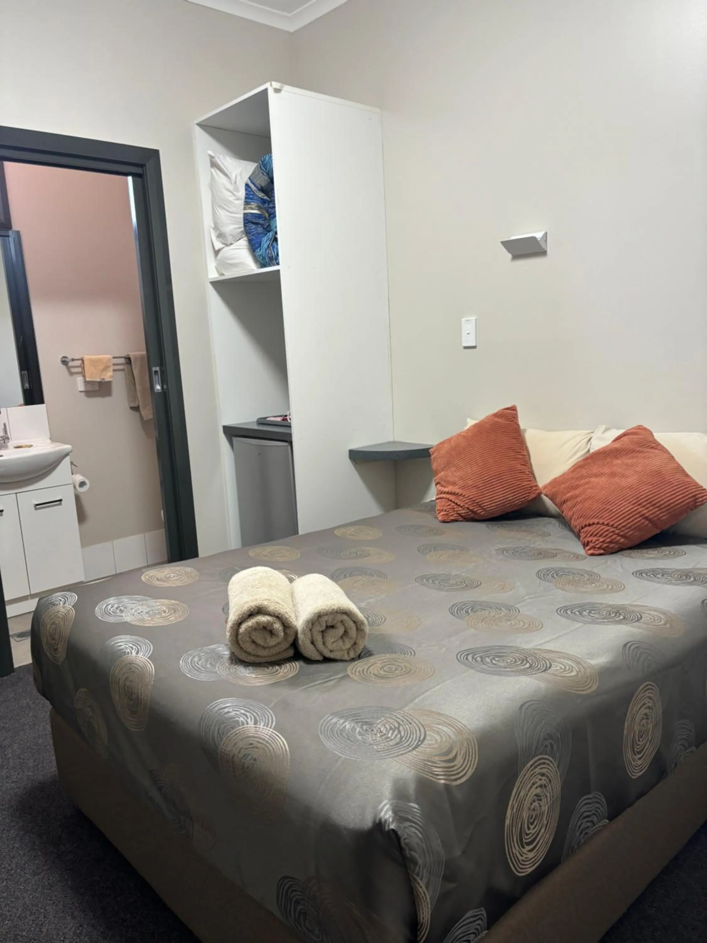 Bed in Broken Hill Tourist Lodge