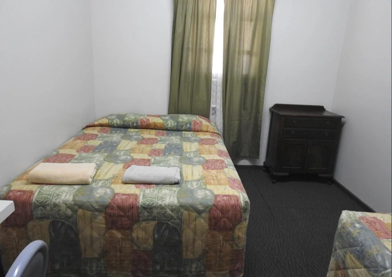 Bed in Broken Hill Tourist Lodge