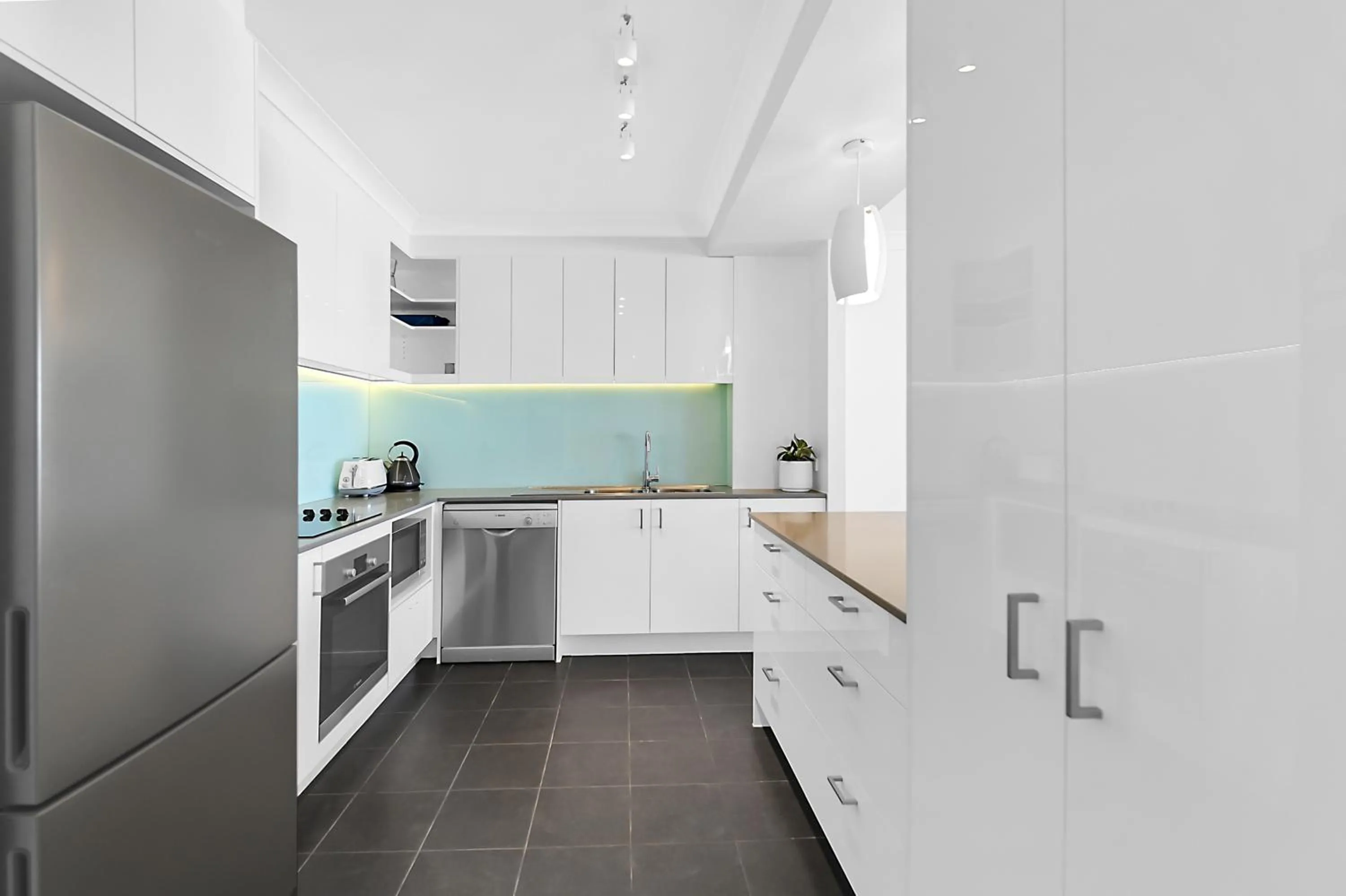 Kitchen or kitchenette in Albatross North Apartments