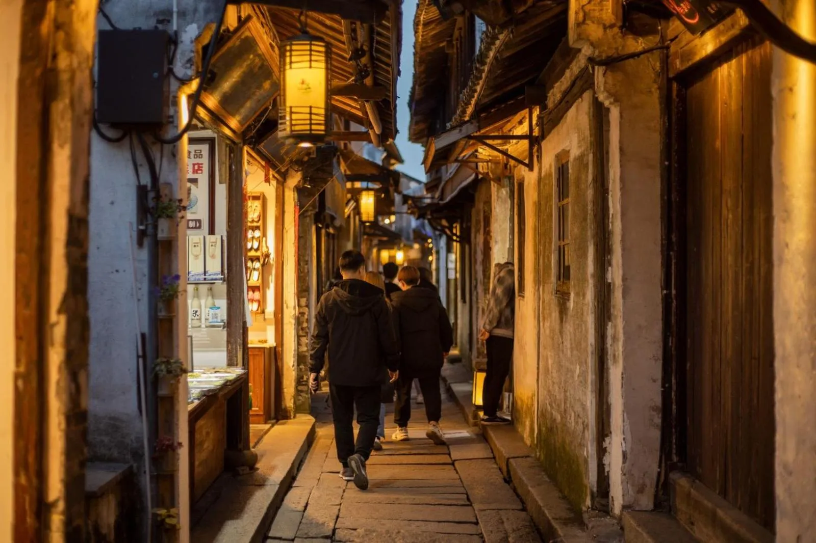 People in Floral Yilanxuan Zhouzhuang Hotel
