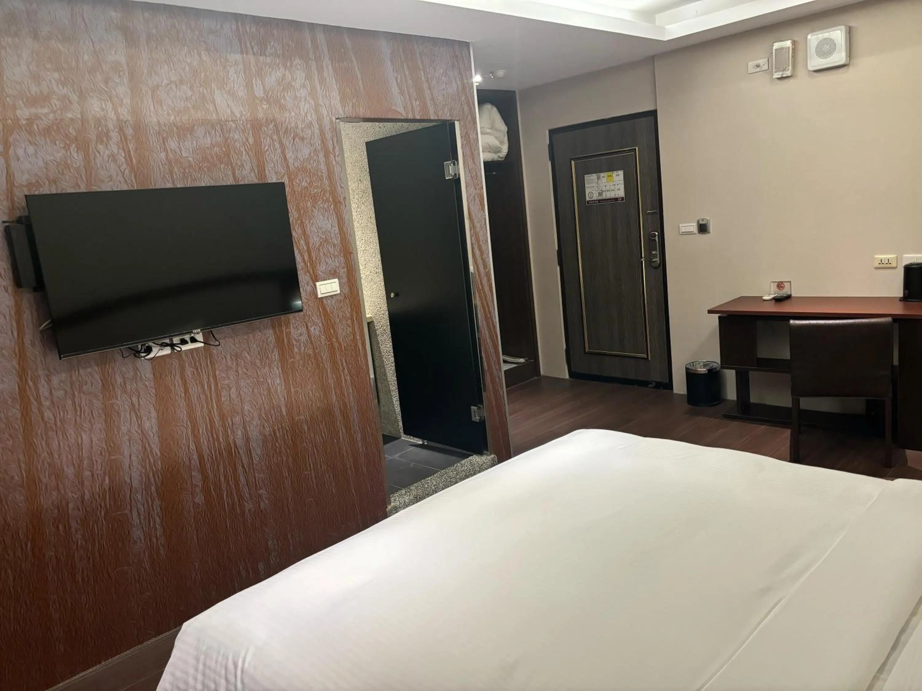 Photo of the whole room, Bed in Yuhao Hotel - Hsinchu Branch