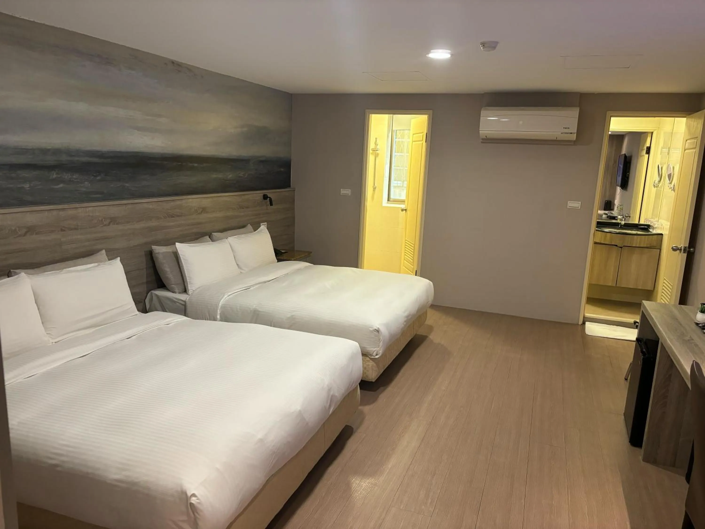Photo of the whole room, Bed in Yuhao Hotel - Hsinchu Branch