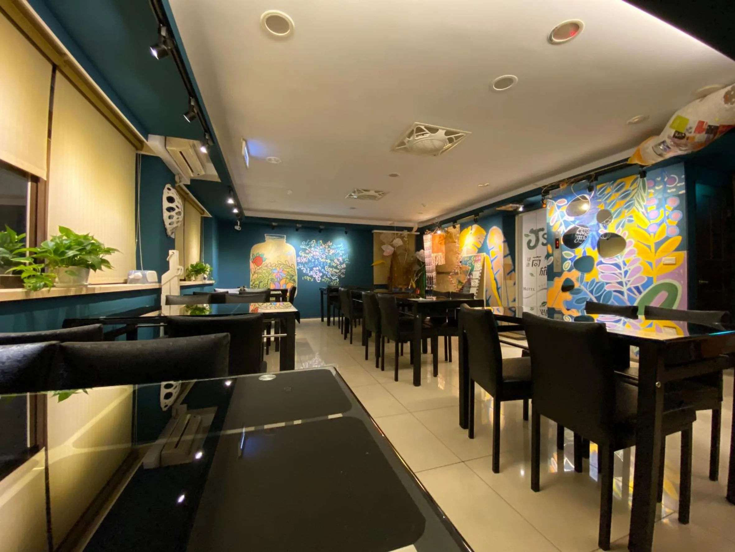 Restaurant/places to eat in JS Hotel-Gallery Hotel