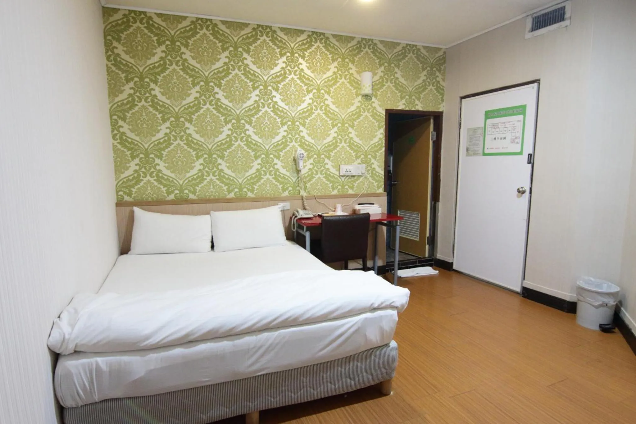 Photo of the whole room, Bed in Baoshan Hotel