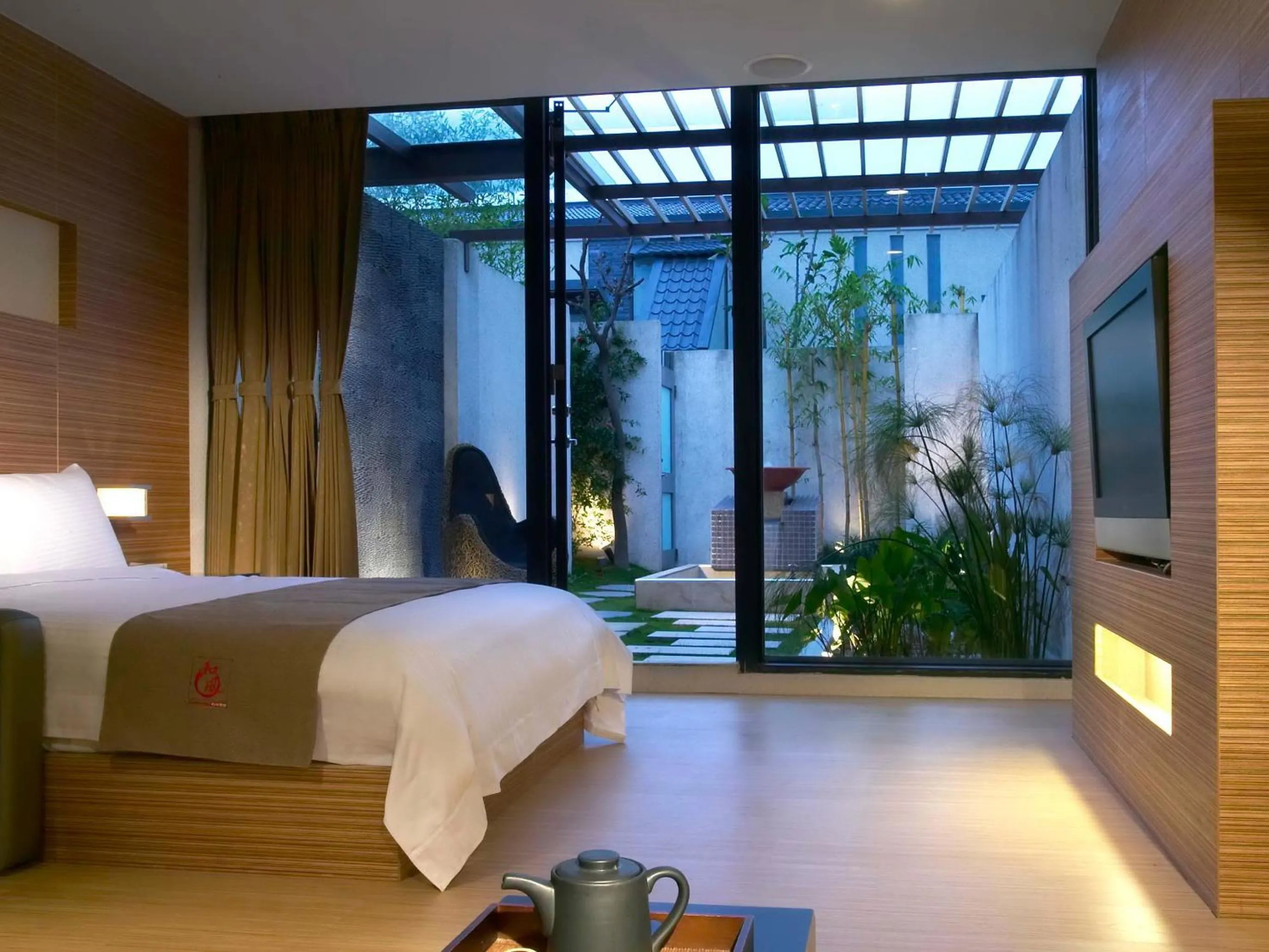 Photo of the whole room, Bed in Hofi Villa