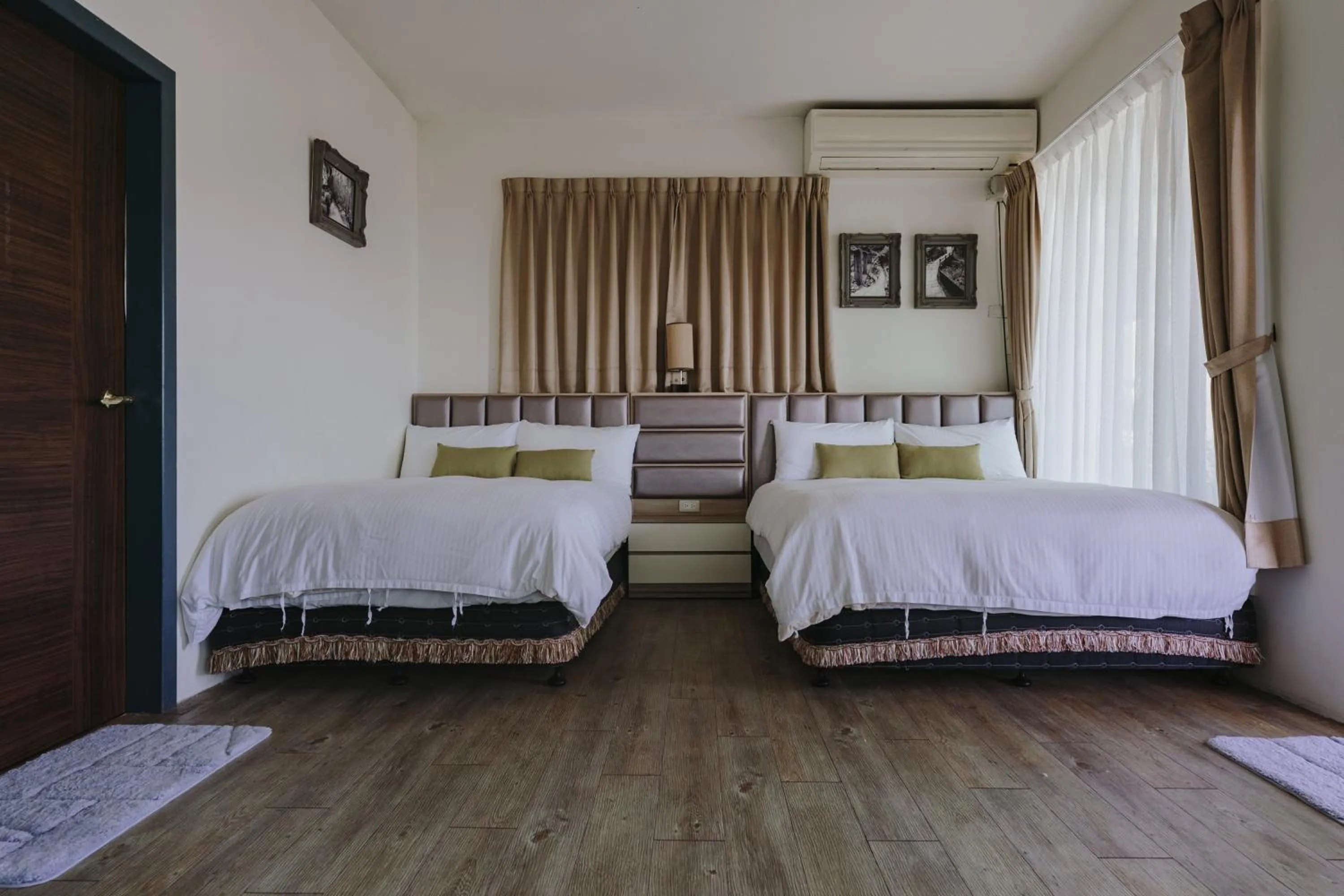 Bedroom, Bed in Mountain Traveler Inn