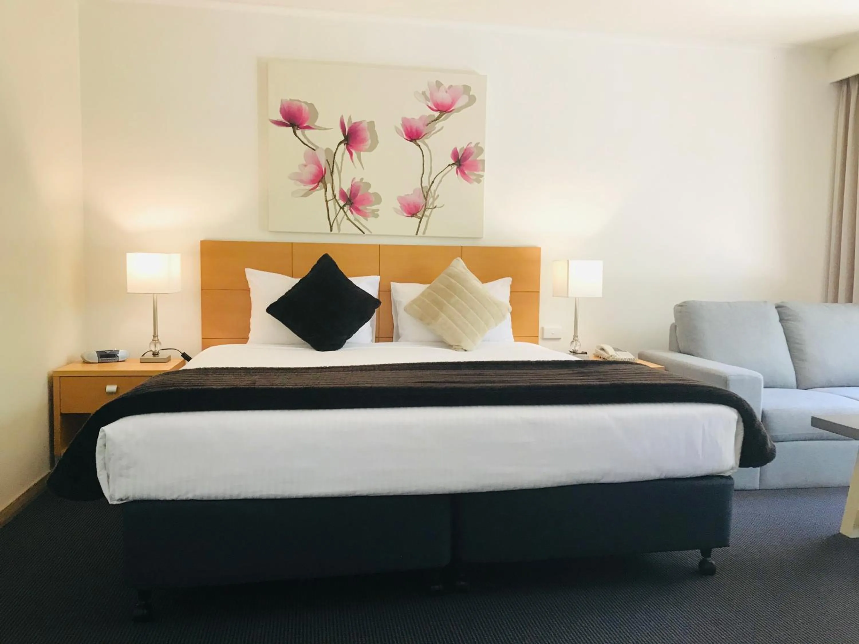 Living room, Bed in Nagambie Motor Inn and Conference Centre