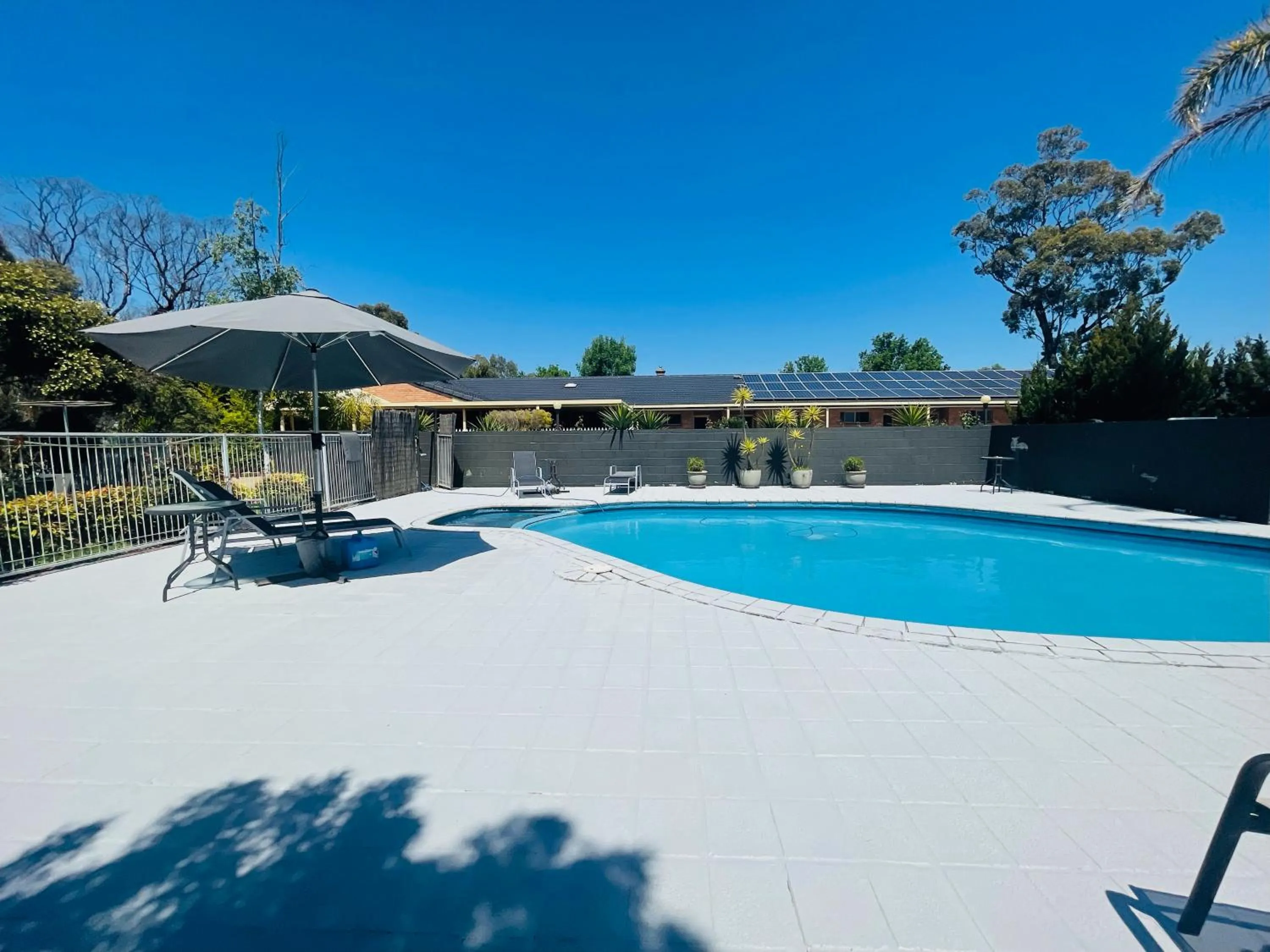 Swimming pool in Nagambie Motor Inn and Conference Centre