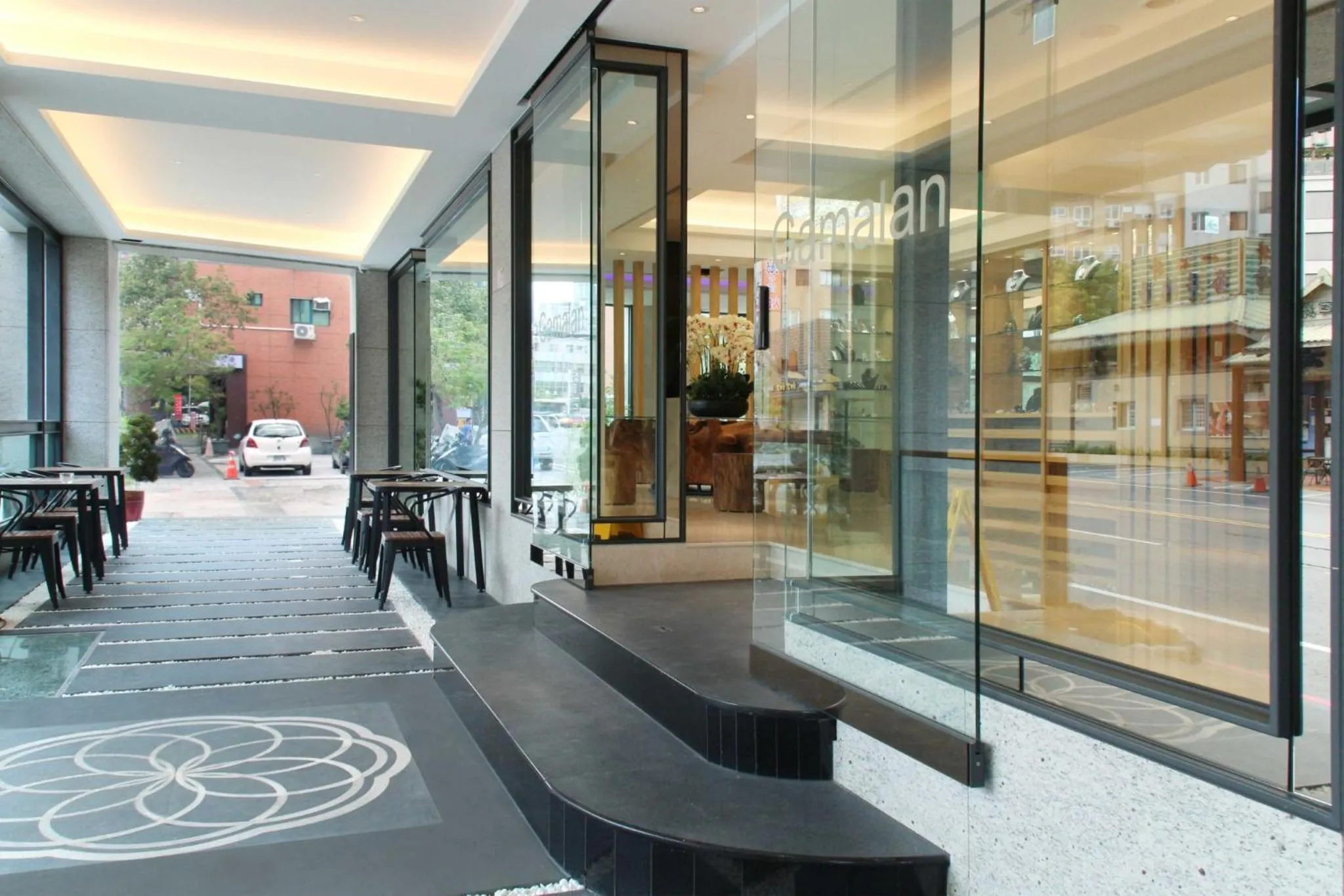 Facade/entrance in Gamalan FL Spring Hotel