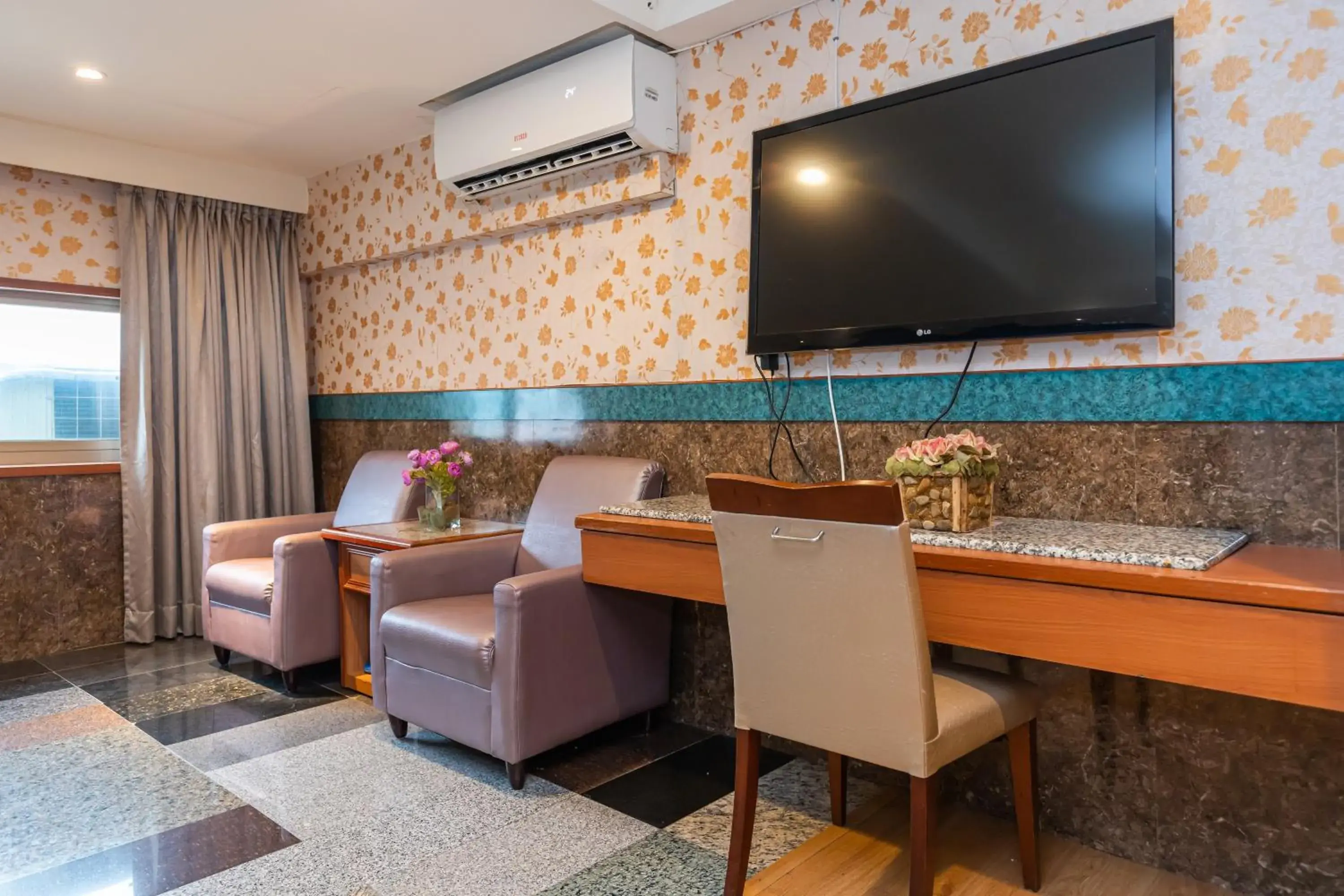 TV and multimedia, TV/Entertainment Center in Yi Pin Business Hotel