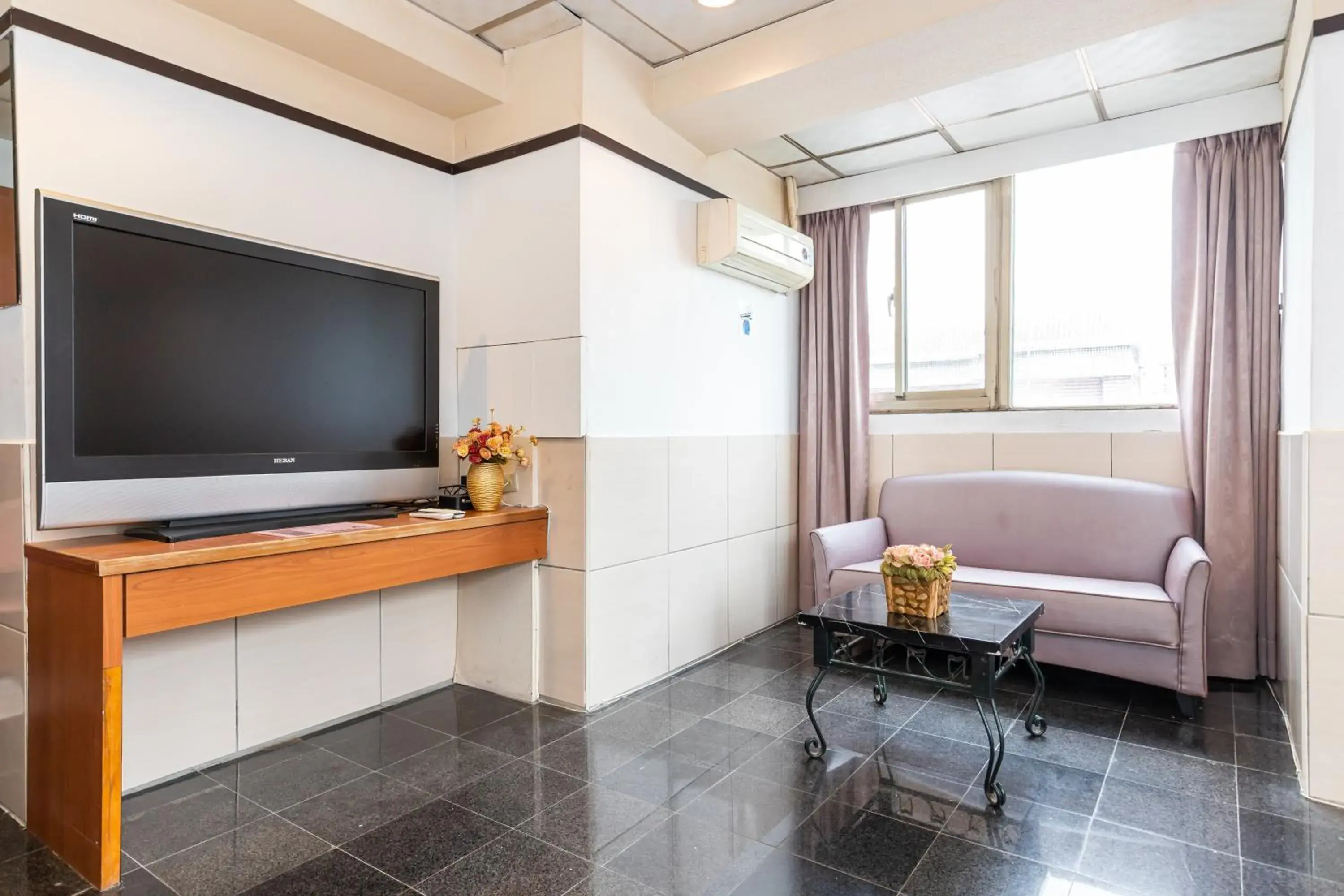 TV and multimedia, TV/Entertainment Center in Yi Pin Business Hotel