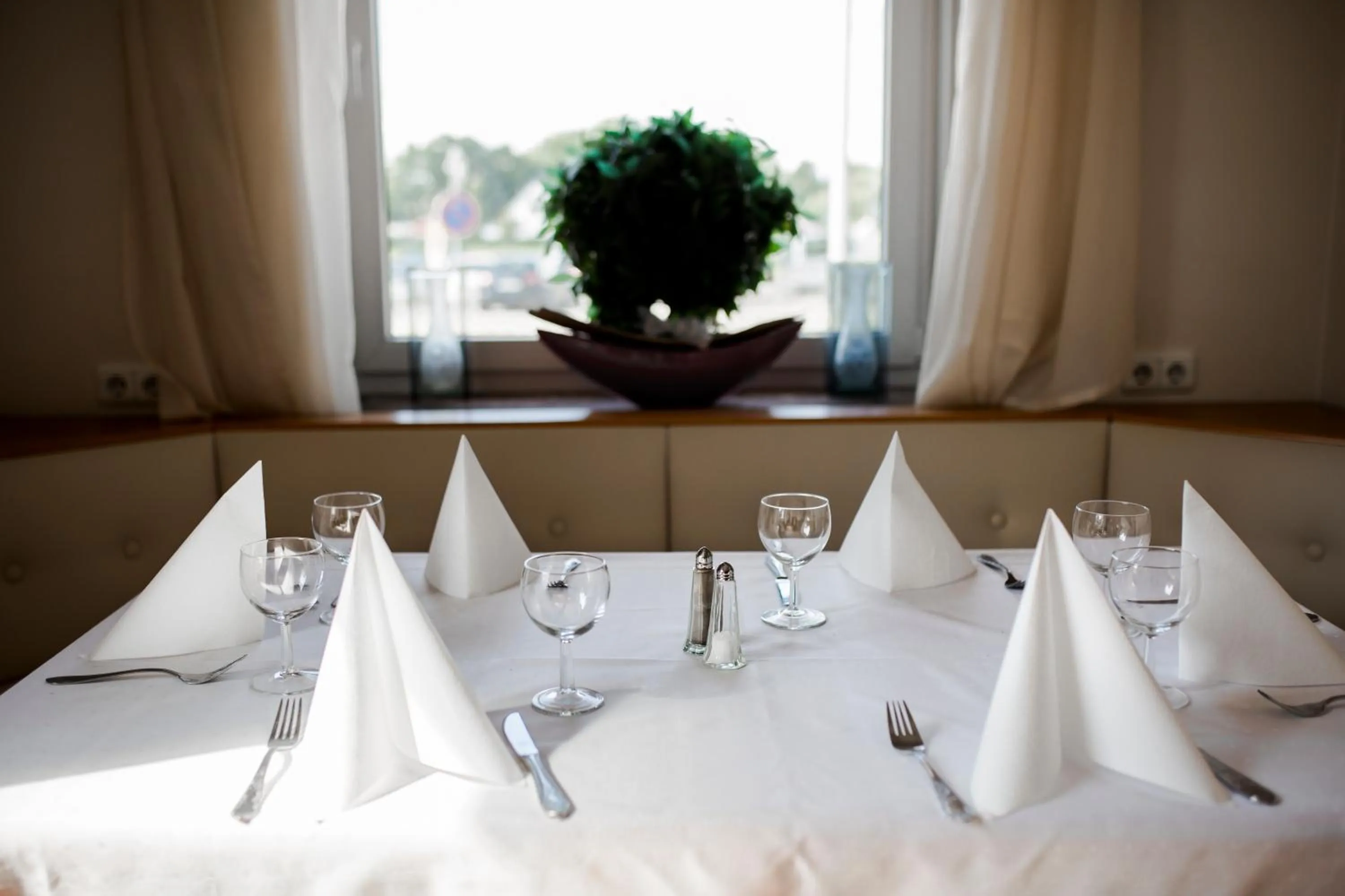 Restaurant/places to eat in Bach Hotel