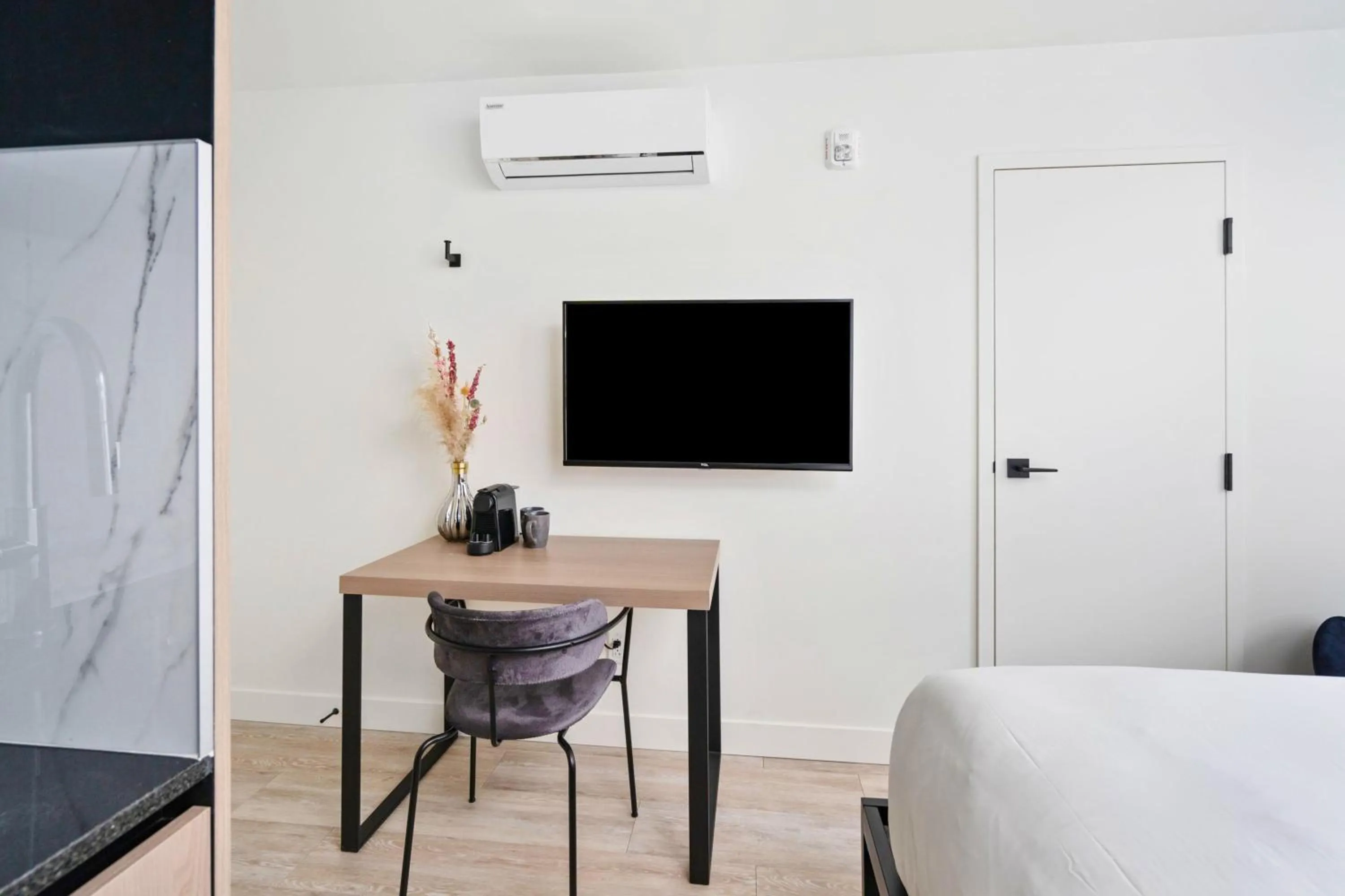 Photo of the whole room, Bed in Clouds Lofts - Quartier Latin