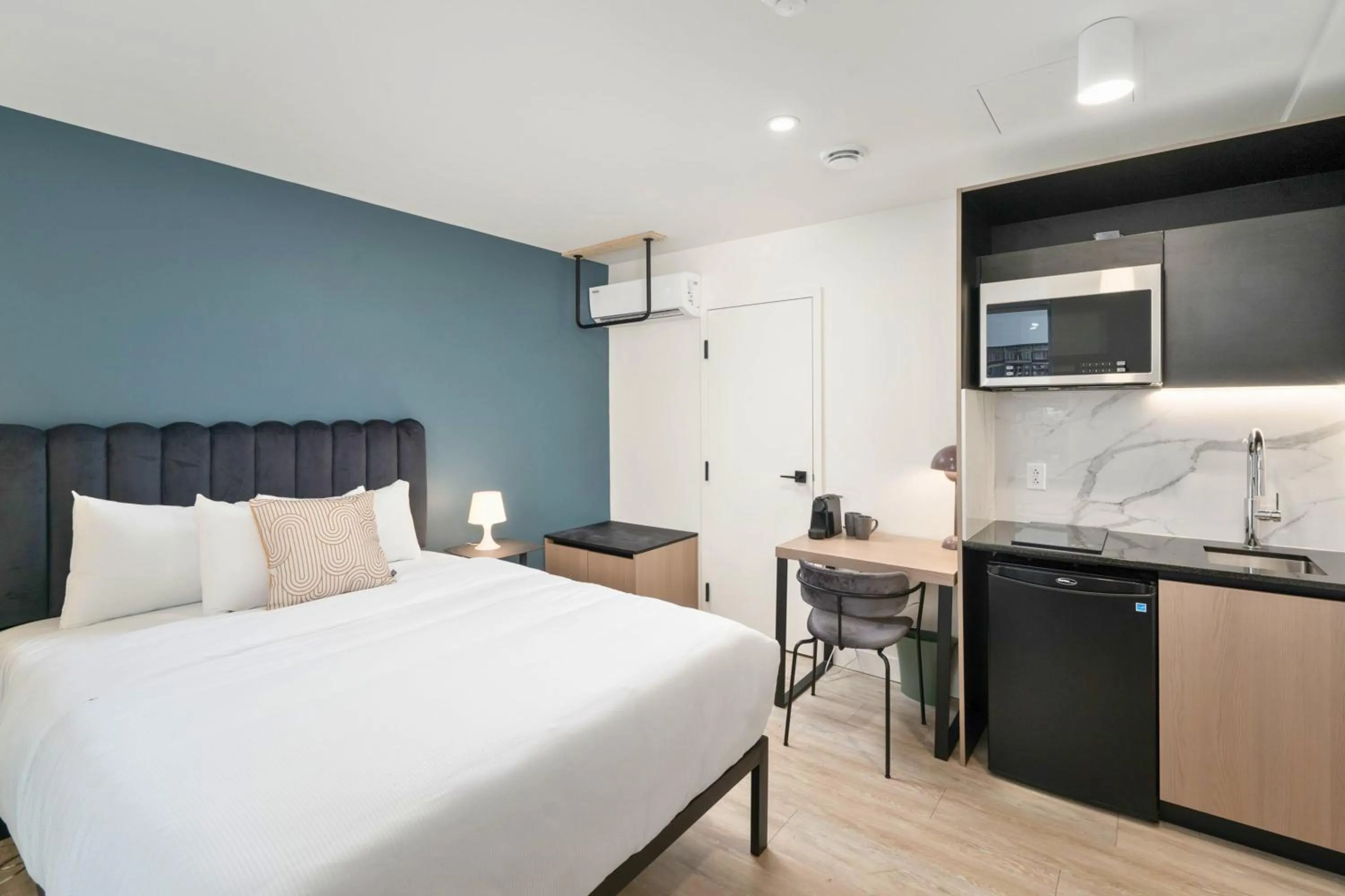 Kitchen or kitchenette, Bed in Clouds Lofts - Quartier Latin