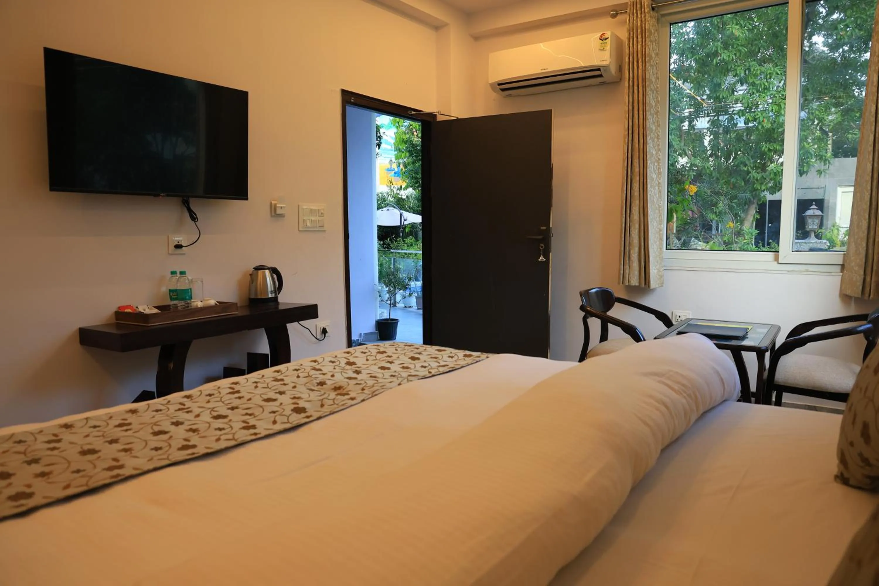 TV and multimedia, Bed in Yogved Hospitality & Resort