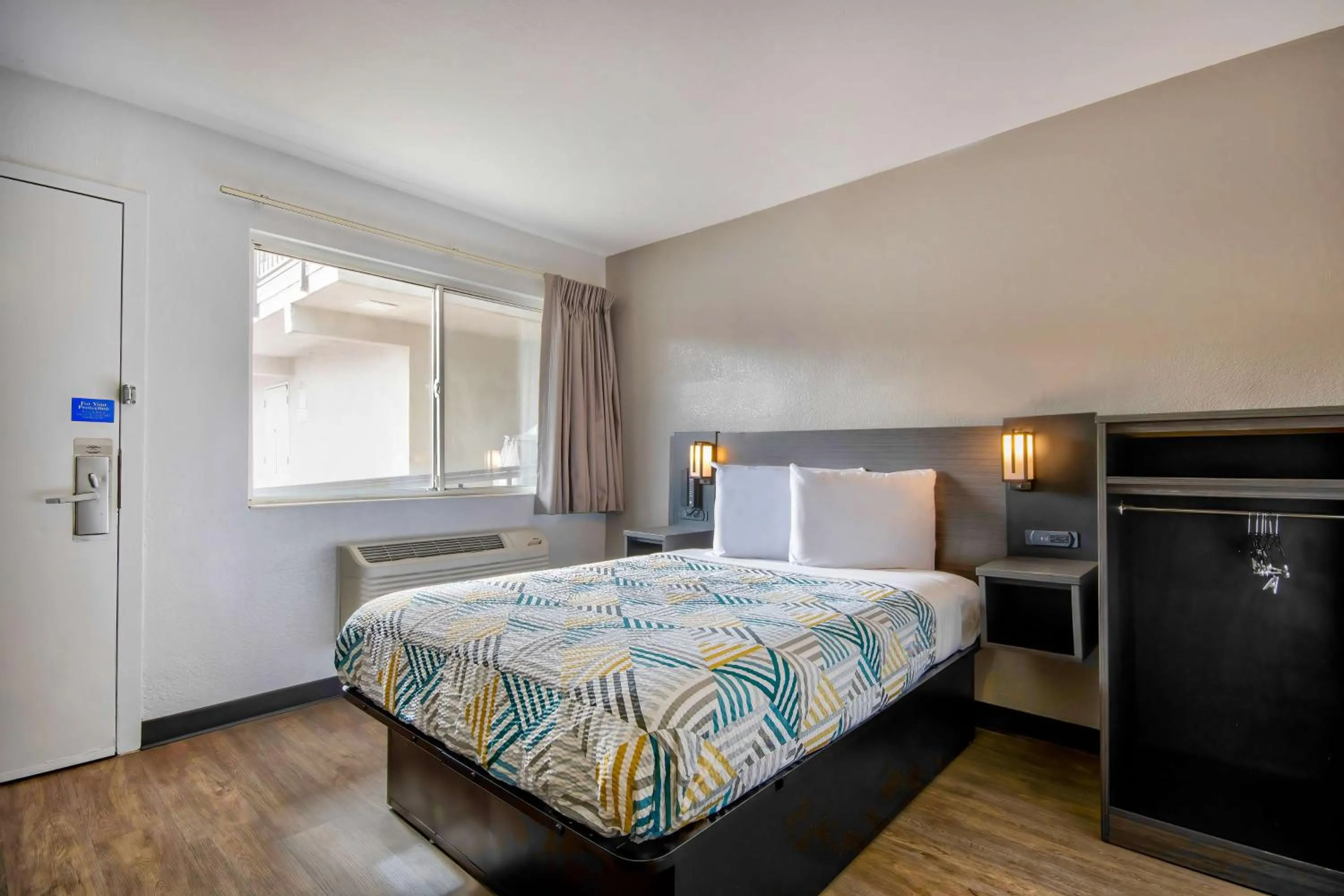 Photo of the whole room, Bed in Studio 6 Albuquerque NM Midtown