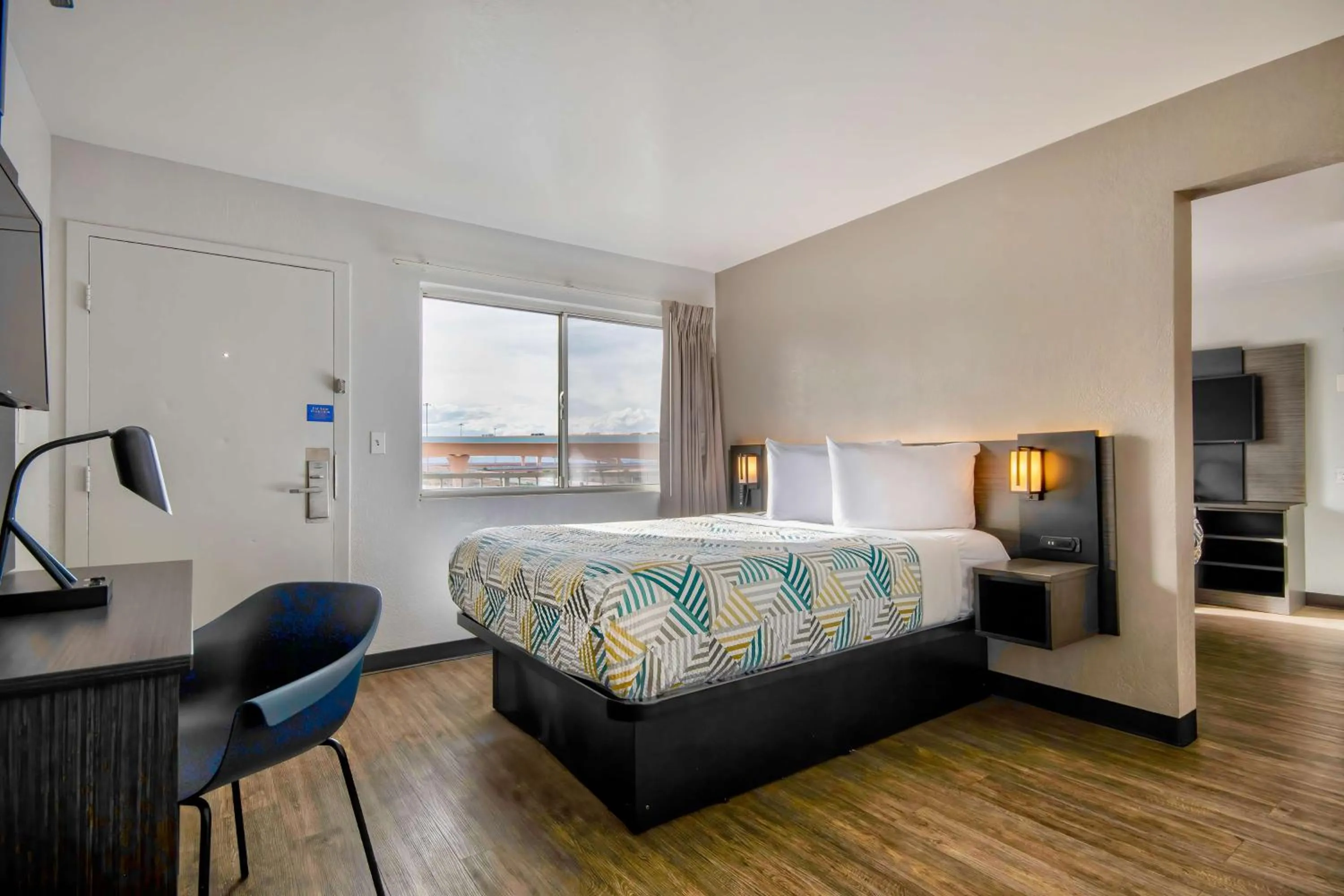 Photo of the whole room, Bed in Studio 6 Albuquerque NM Midtown