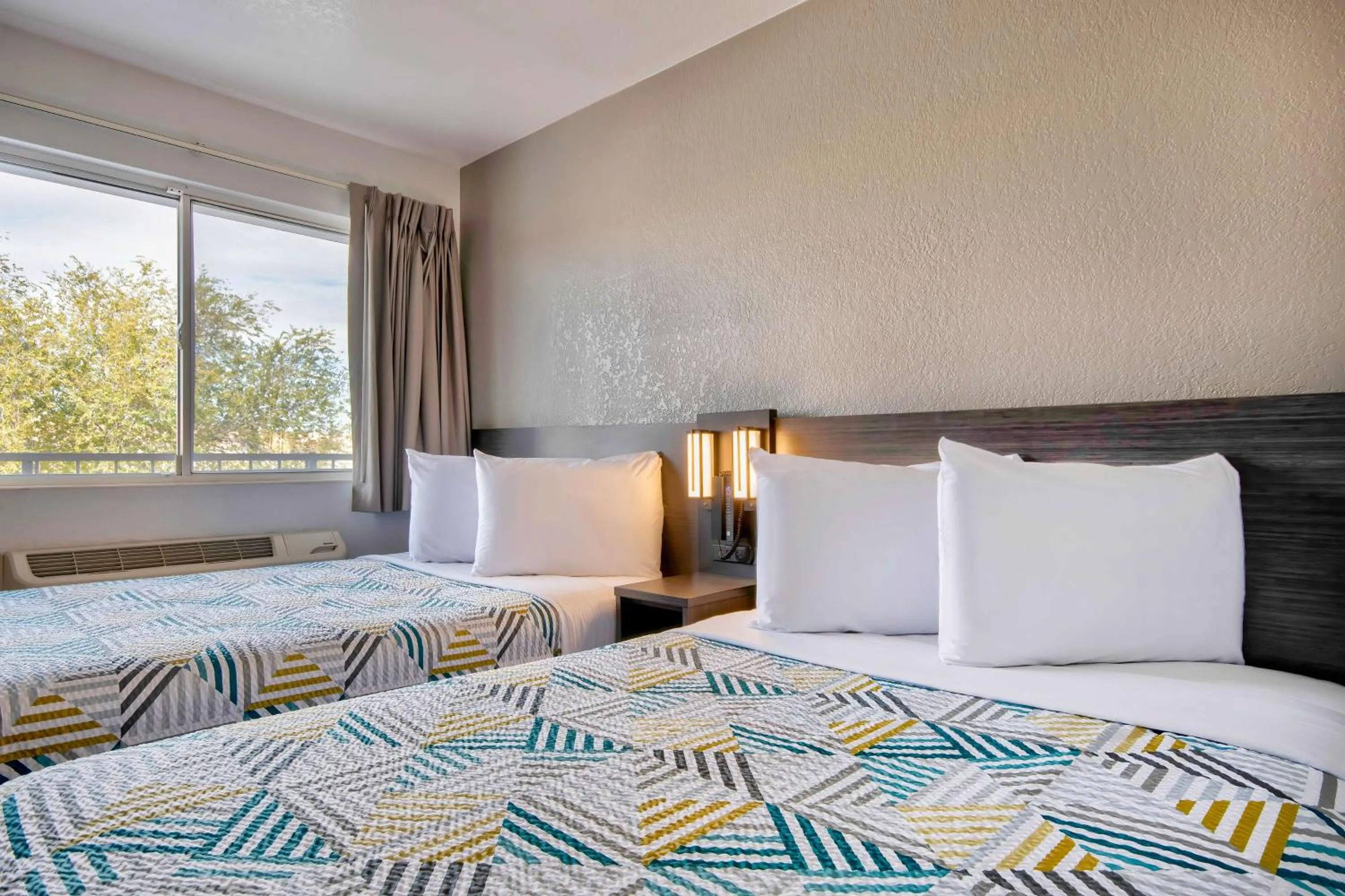 Photo of the whole room, Bed in Studio 6 Albuquerque NM Midtown