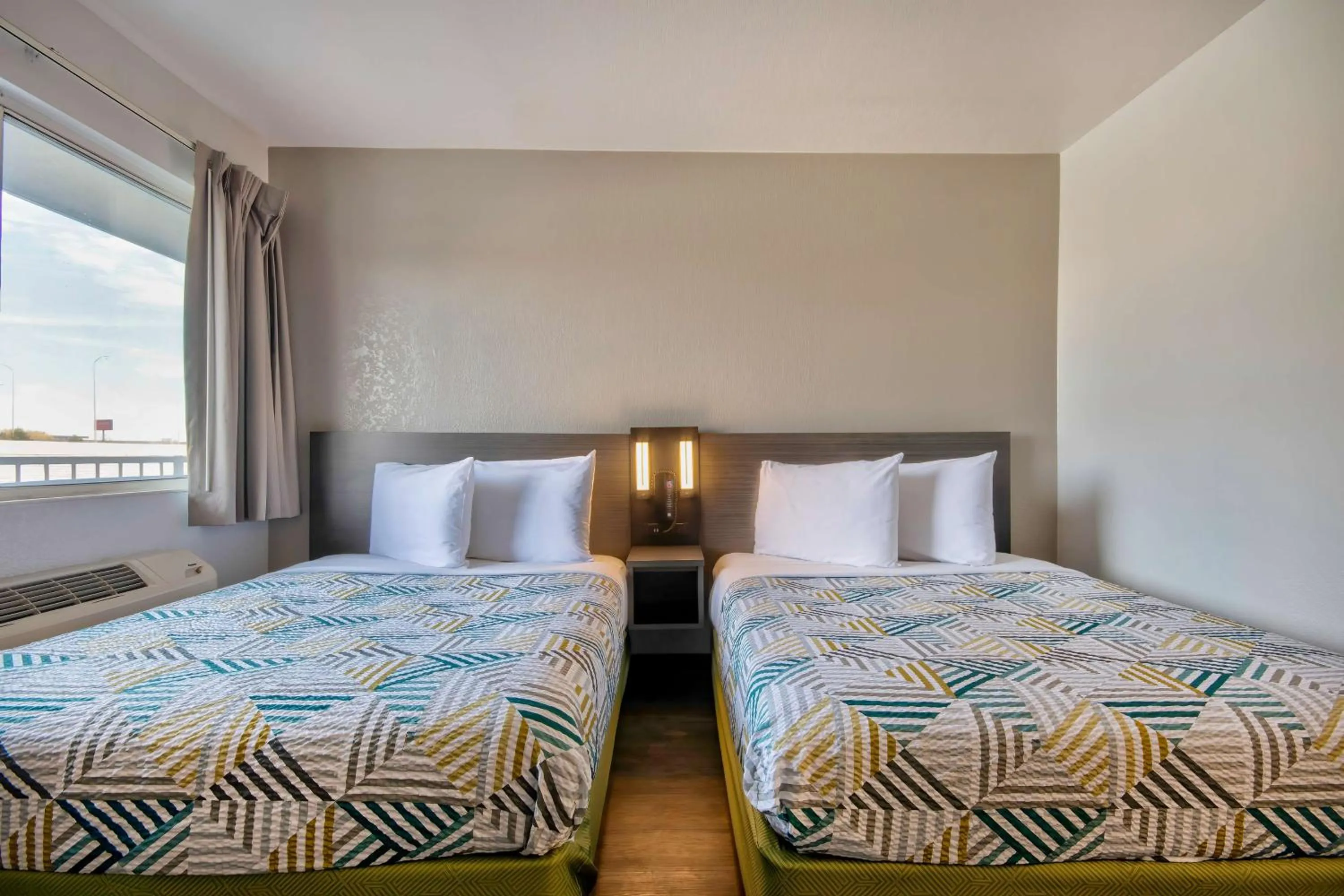 Photo of the whole room, Bed in Studio 6 Albuquerque NM Midtown