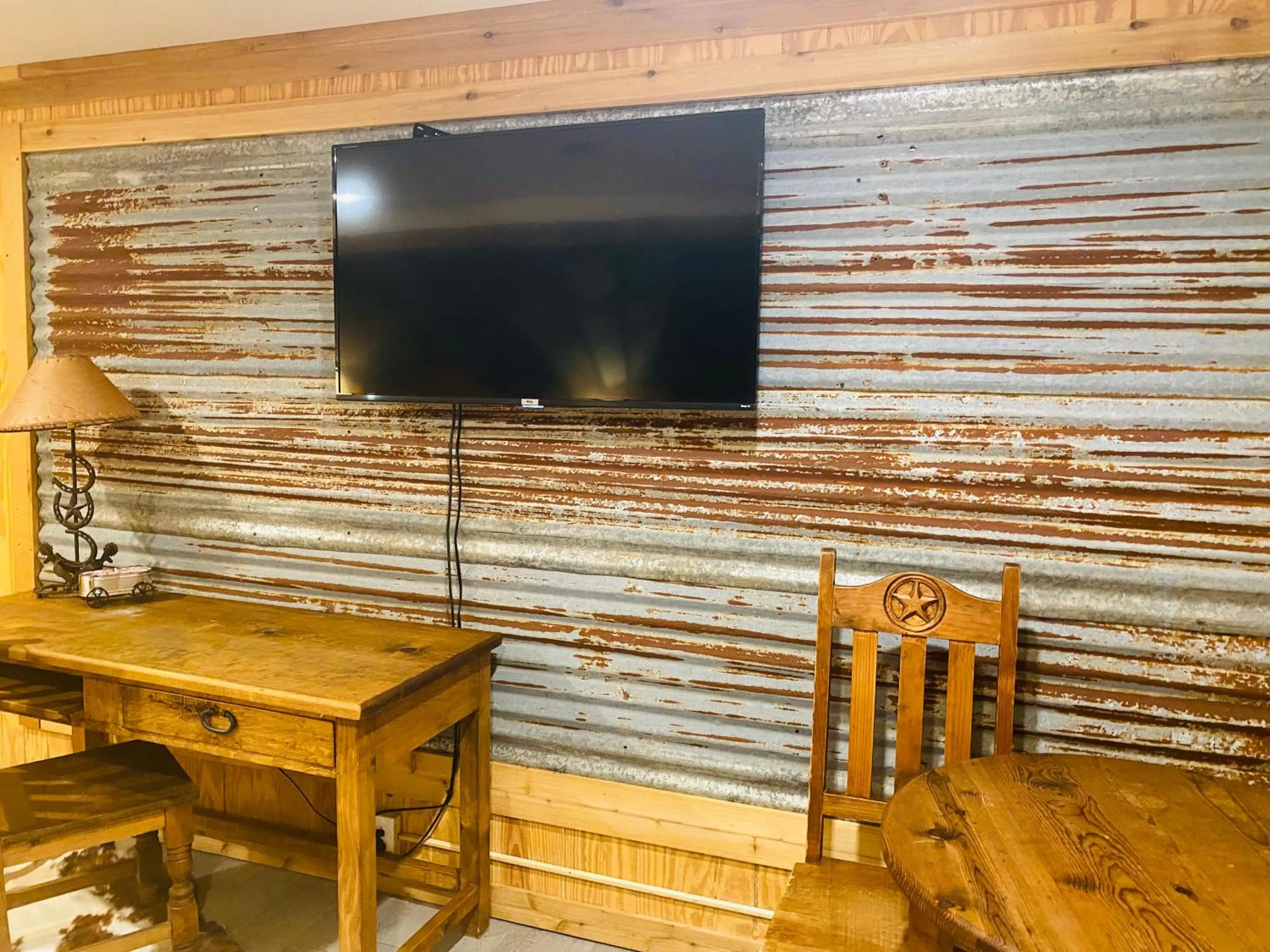 TV and multimedia in The Big Texan Motel