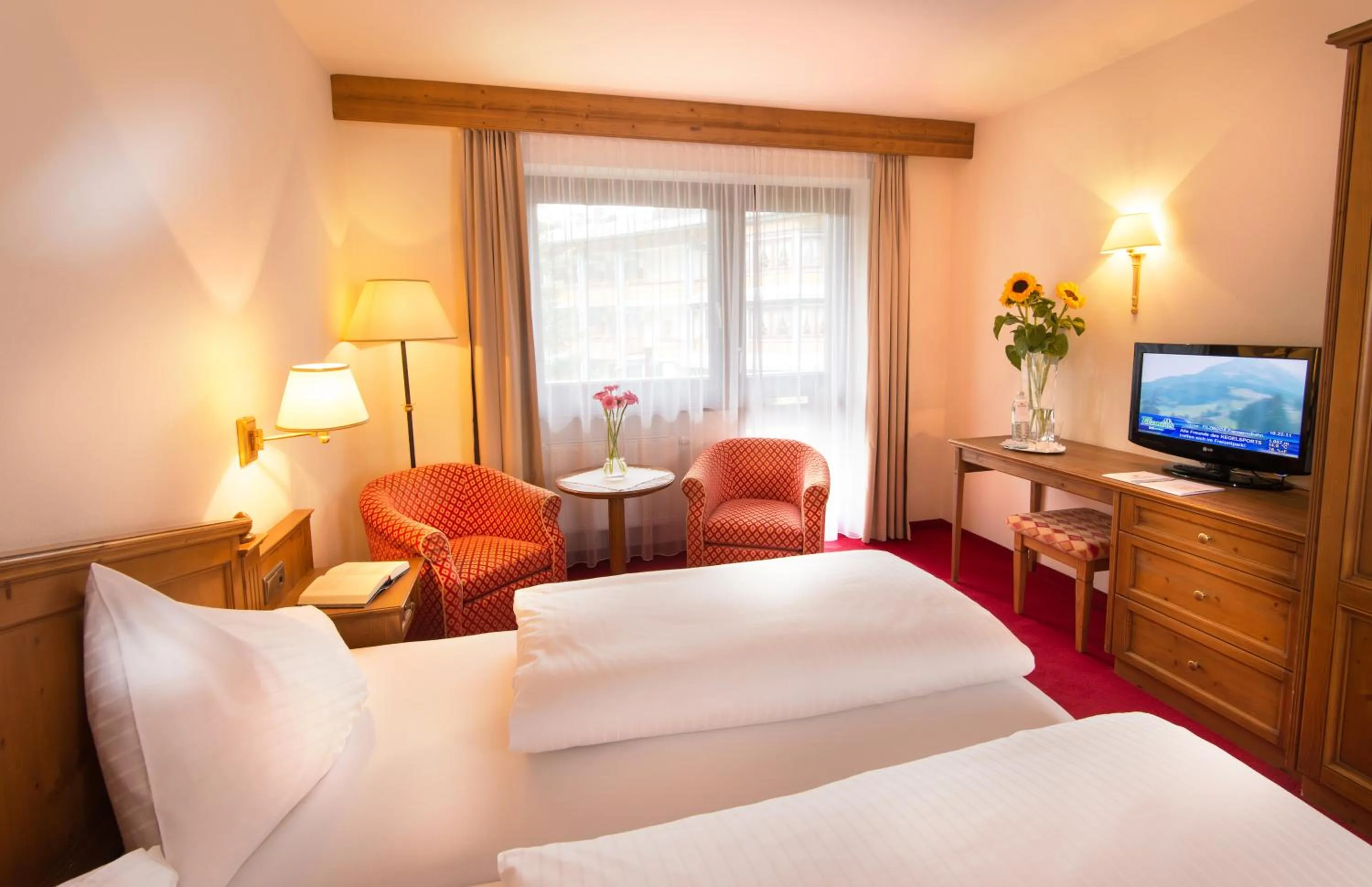 Balcony/Terrace, Bed in Hotel Dachstein