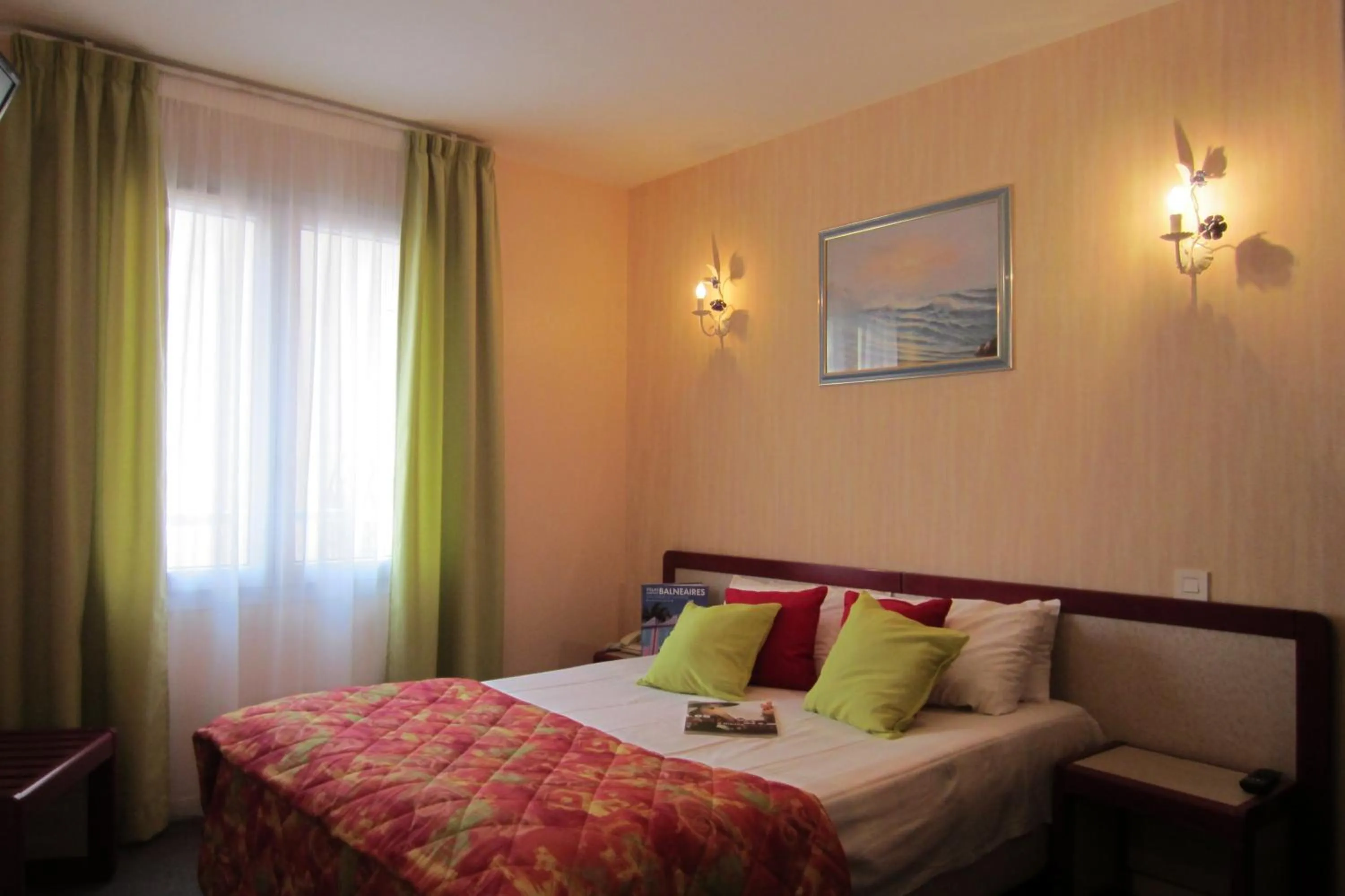 Photo of the whole room, Bed in Hôtel SABLES D'O et son restaurant LE 16 BIS