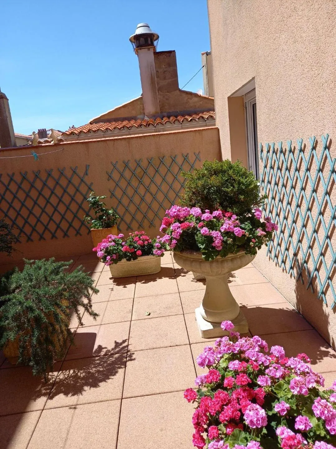 Patio in Hôtel SABLES D'O et son restaurant LE 16 BIS