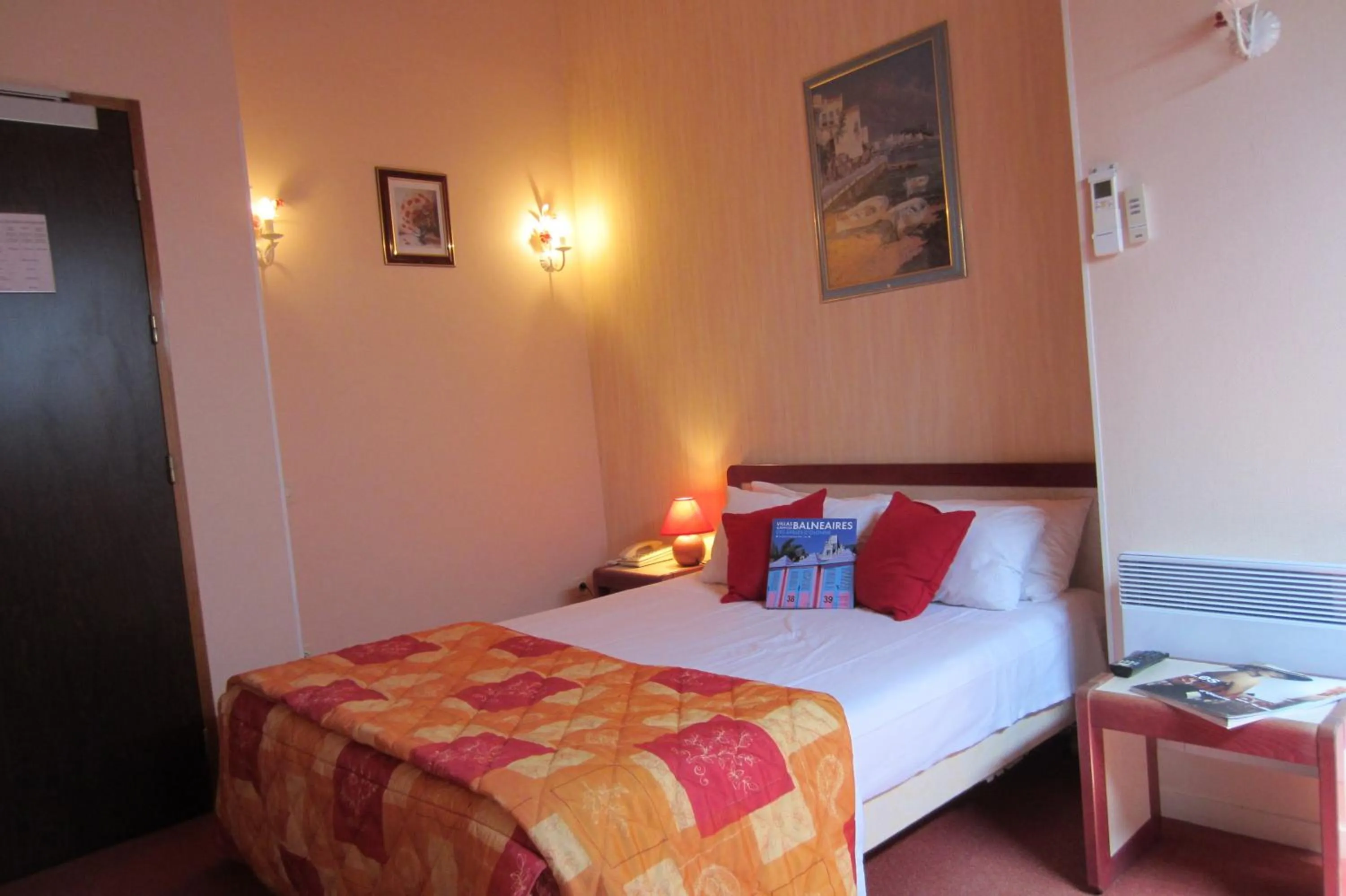 Bed in Hôtel SABLES D'O et son restaurant LE 16 BIS