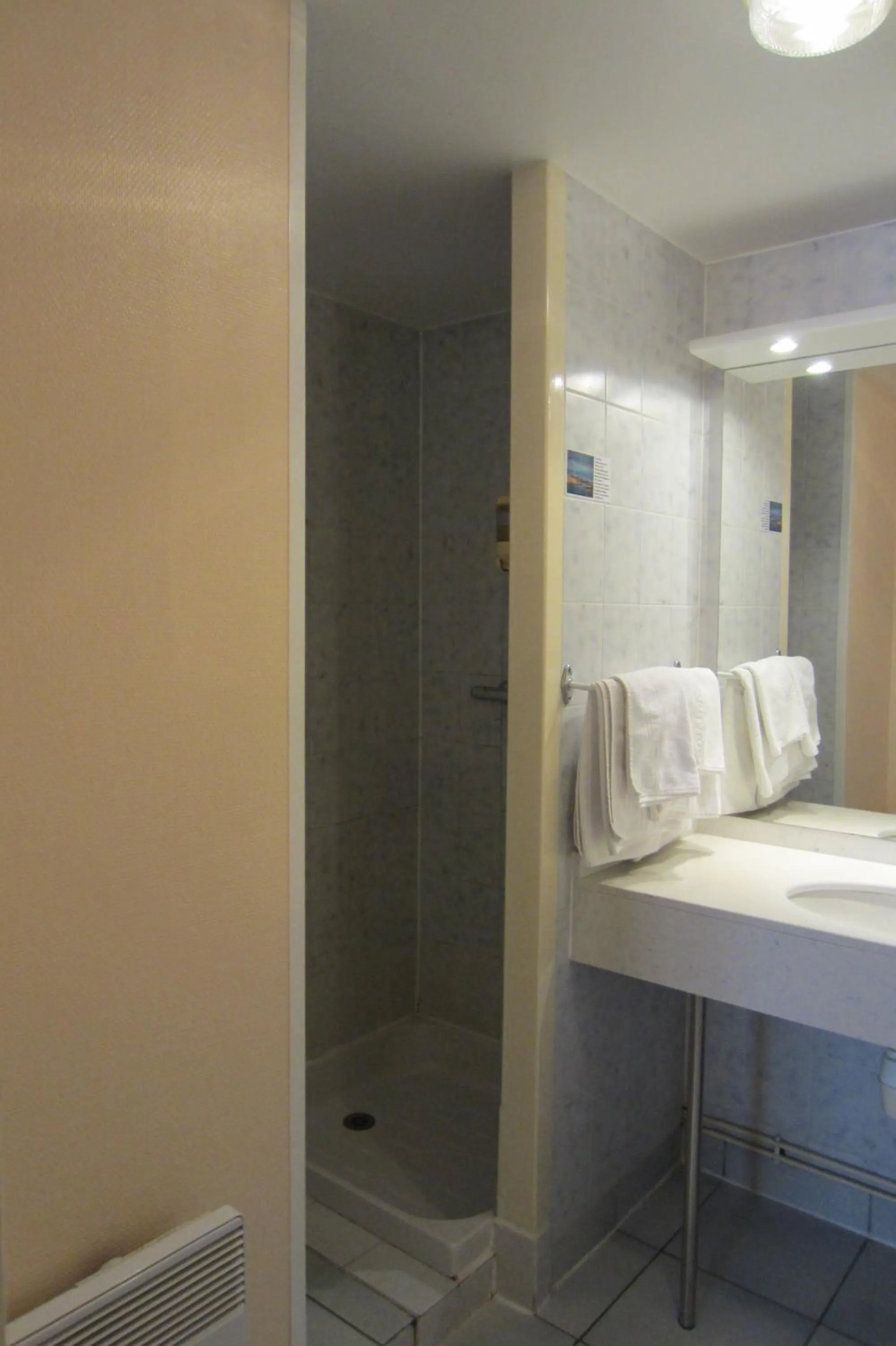 Bathroom in Hôtel SABLES D'O et son restaurant LE 16 BIS