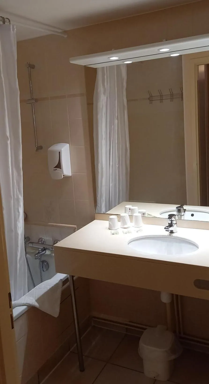 Bathroom in Hôtel SABLES D'O et son restaurant LE 16 BIS