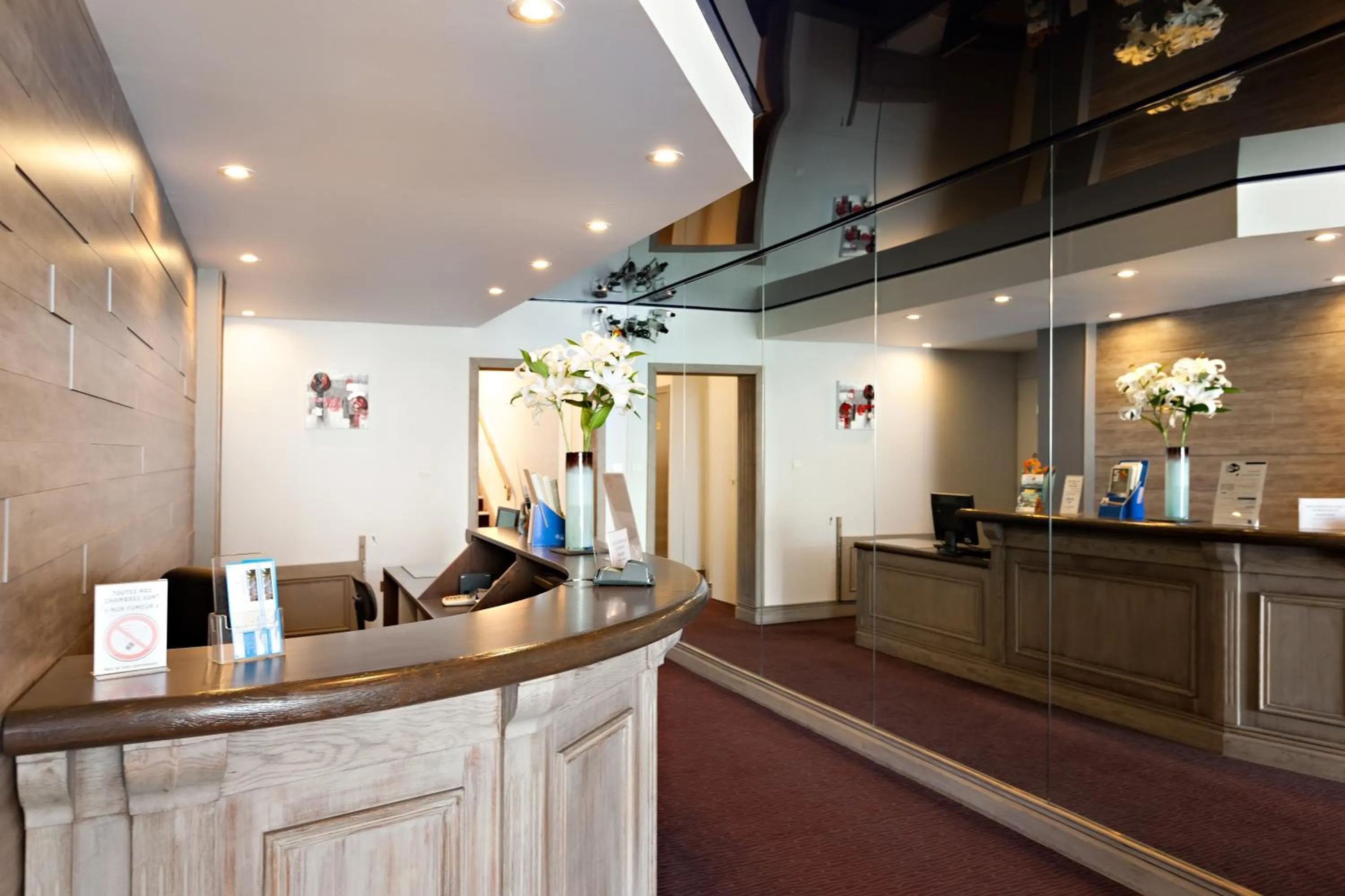 Lobby or reception in Hôtel SABLES D'O et son restaurant LE 16 BIS