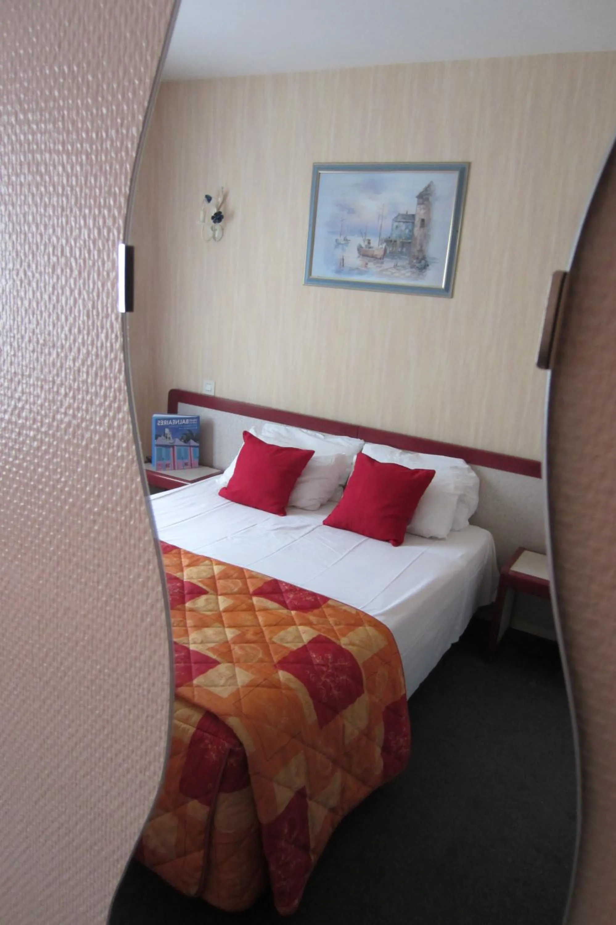 Bed in Hôtel SABLES D'O et son restaurant LE 16 BIS