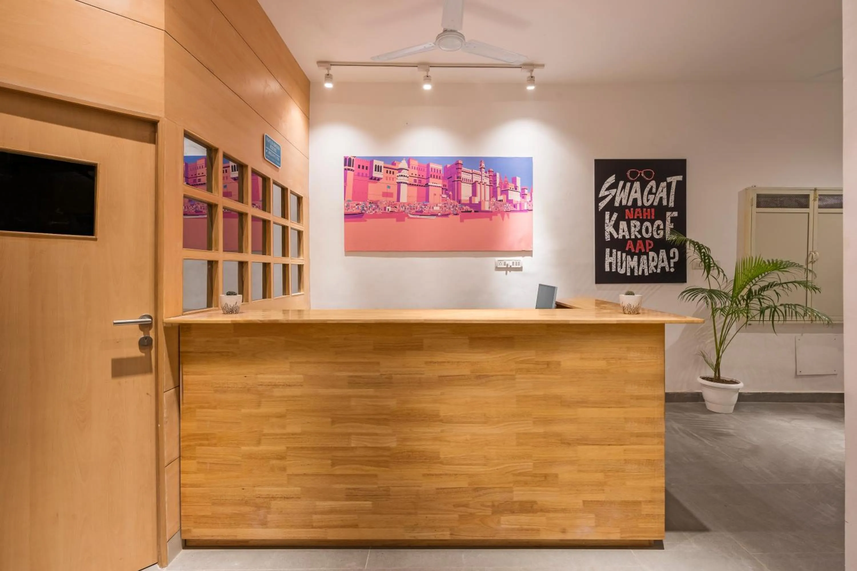 Lobby or reception in Bedzzz Varanasi by Leisure Hotels, 1 Km from Dashwasamedh Ghat