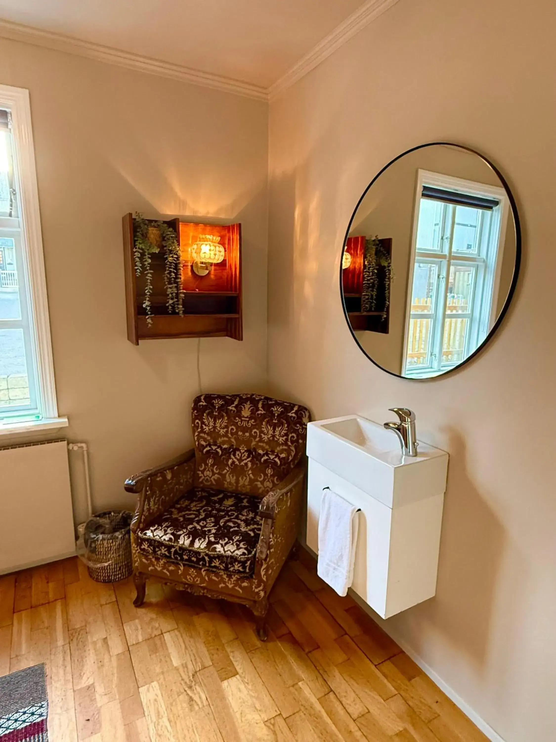 Double Room with Shared Bathroom in Grettir Guesthouse Downtown Charm Double Room with Shared Bathroom in Grettir Guesthouse Downtown Charm
