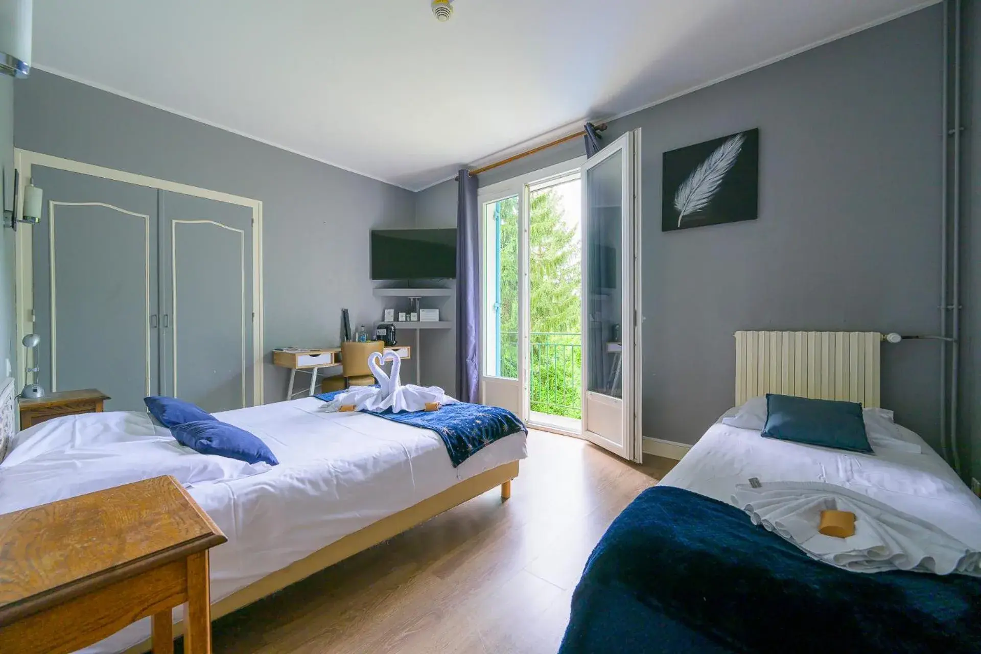 Triple Room in Hôtel de La Beauronne Triple Room in Hôtel de La Beauronne