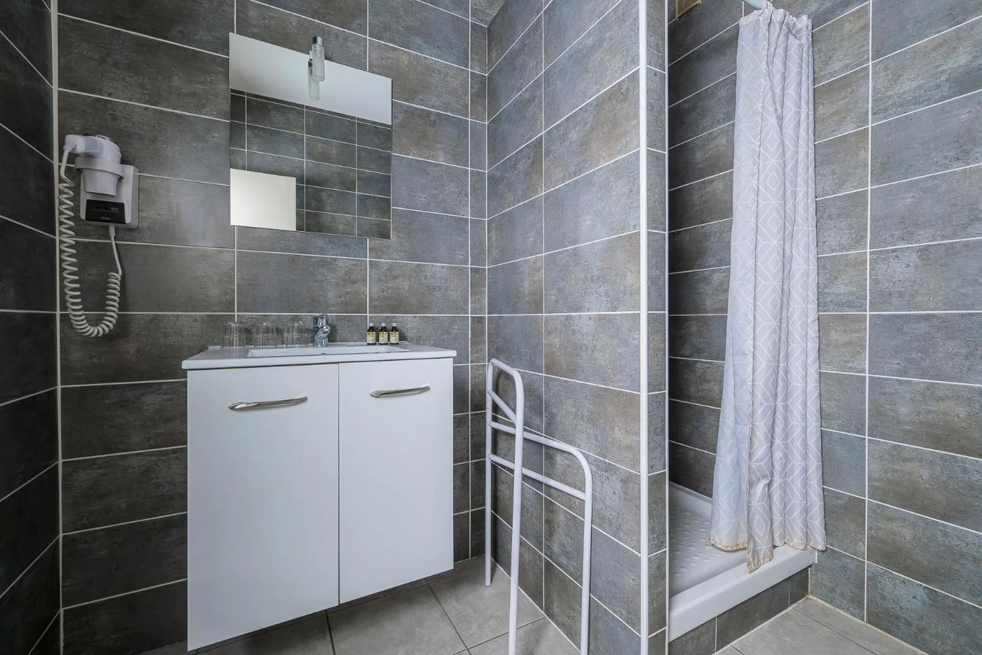 Shower in Hôtel de La Beauronne