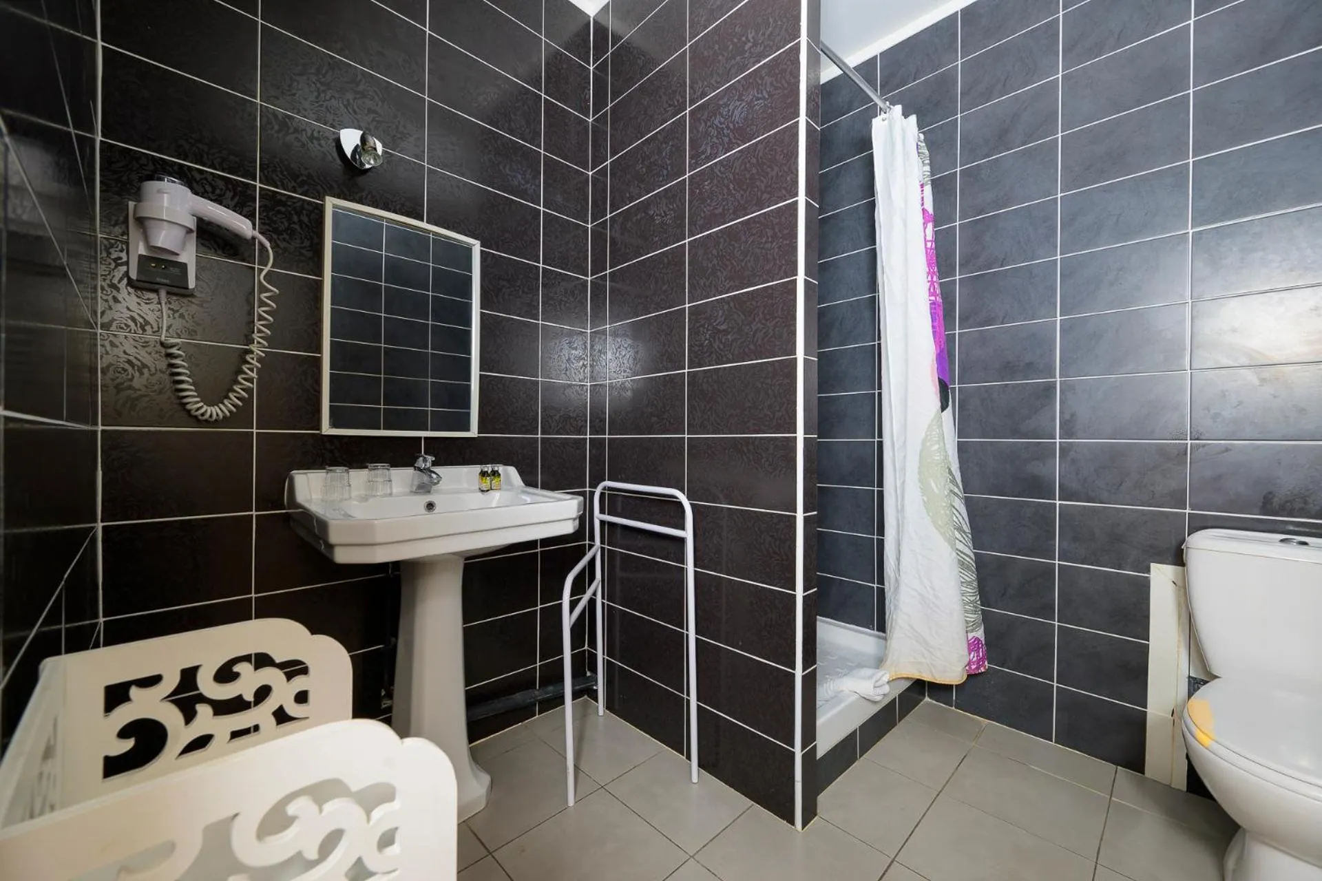 Shower in Hôtel de La Beauronne