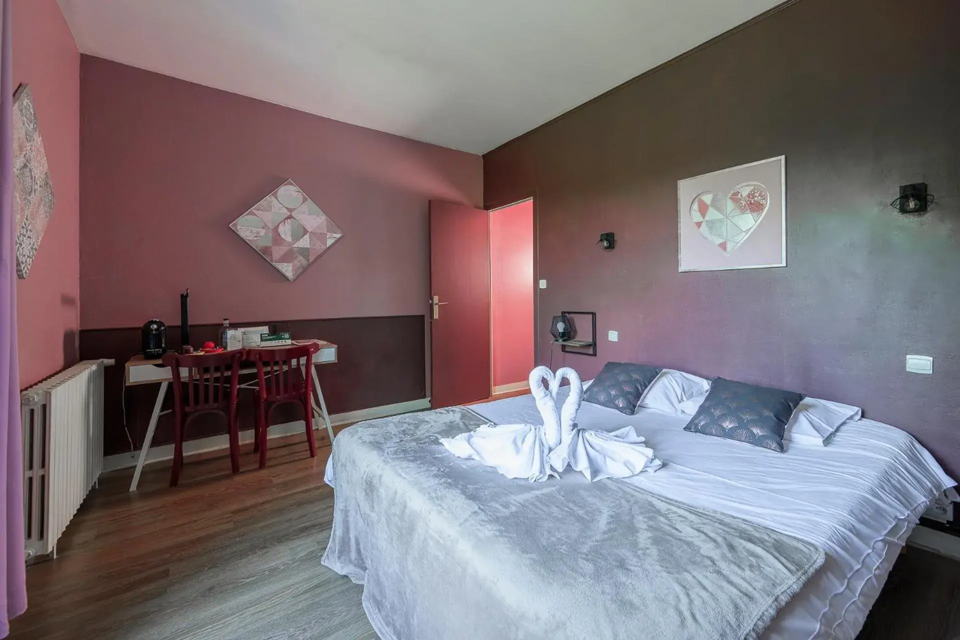 Deluxe Double Room with Bath in Hôtel de La Beauronne Deluxe Double Room with Bath in Hôtel de La Beauronne