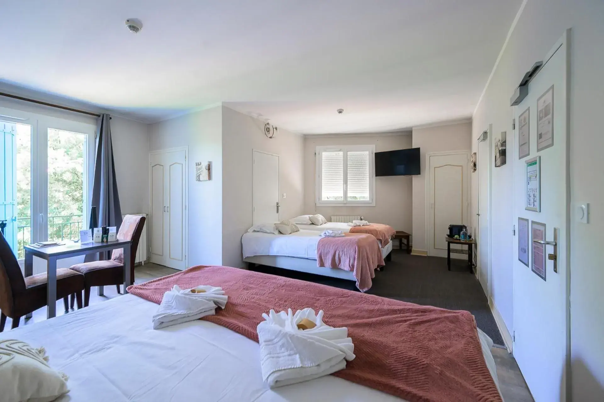 Classic Quadruple Room in Hôtel de La Beauronne Classic Quadruple Room in Hôtel de La Beauronne