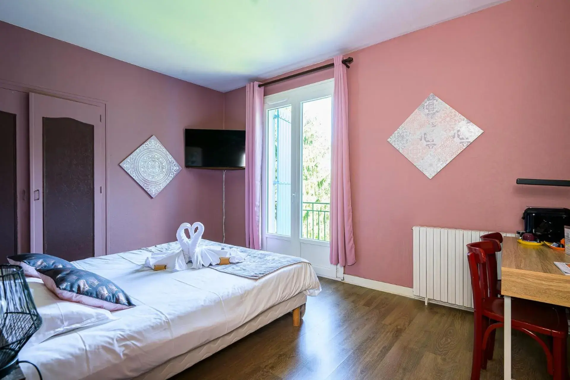 Deluxe Double Room with Bath in Hôtel de La Beauronne Deluxe Double Room with Bath in Hôtel de La Beauronne