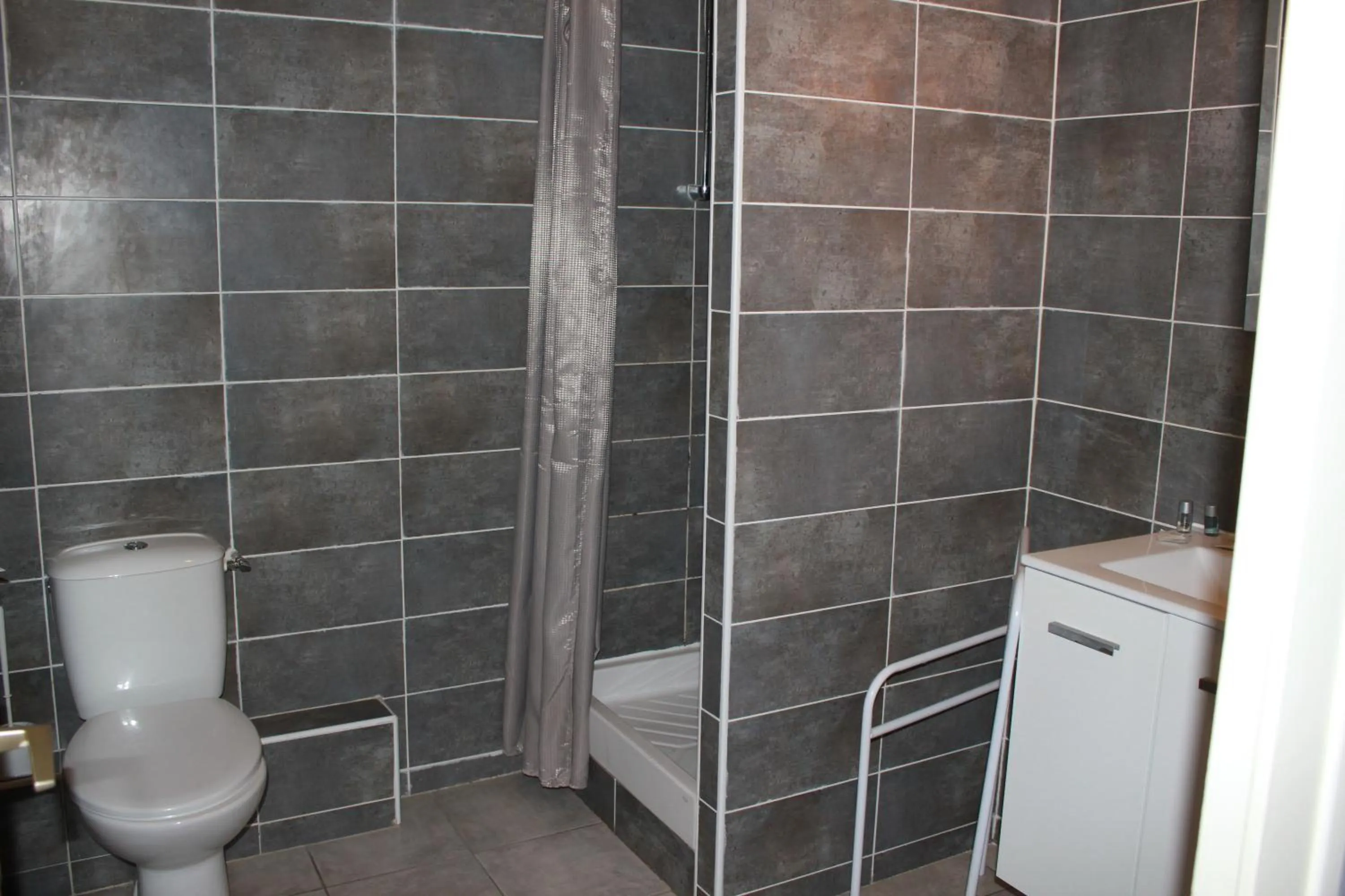 Shower in Hôtel de La Beauronne