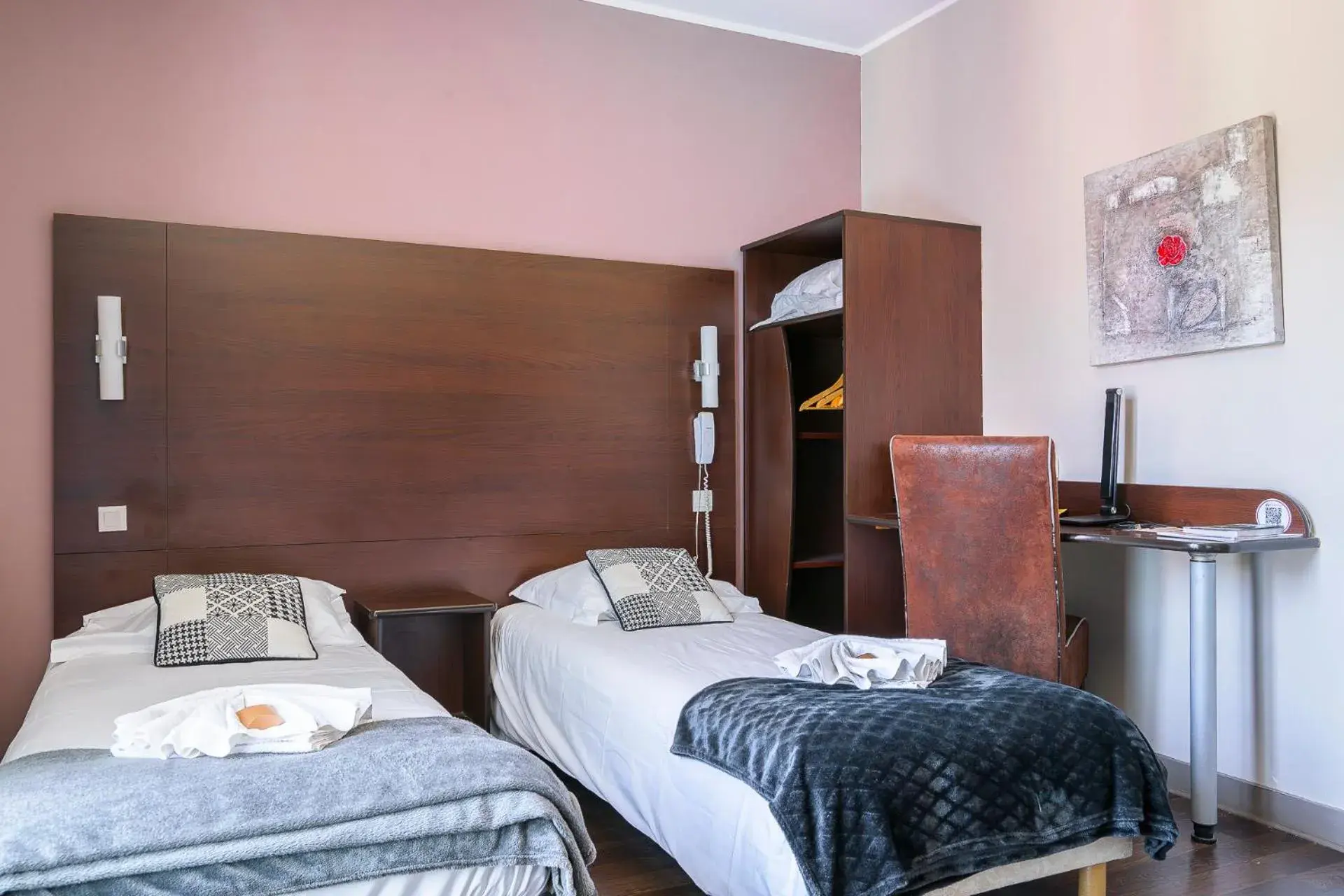 Twin Room in Hôtel de La Beauronne Twin Room in Hôtel de La Beauronne