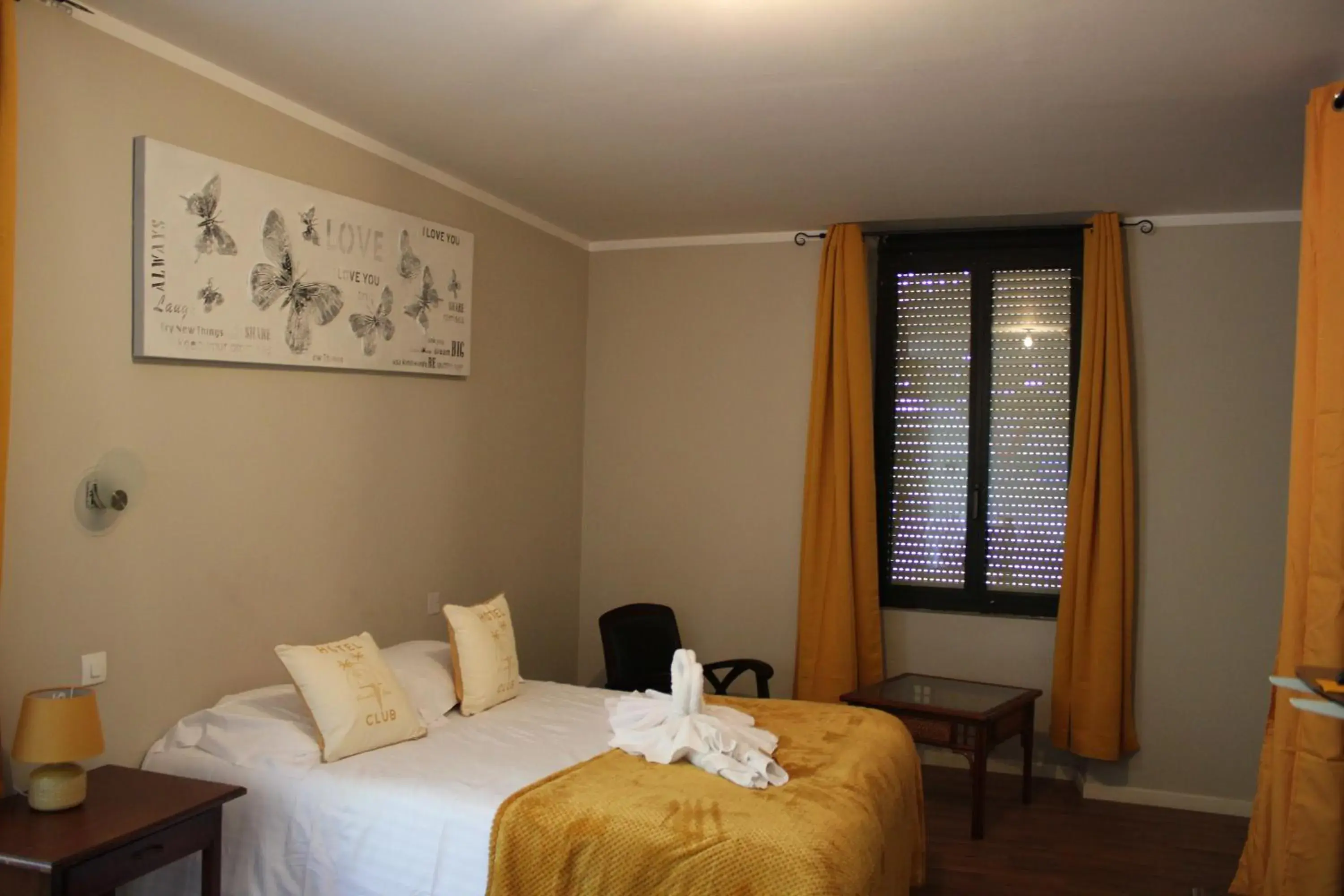 Double Room - Disability Access in Hôtel de La Beauronne Double Room - Disability Access in Hôtel de La Beauronne