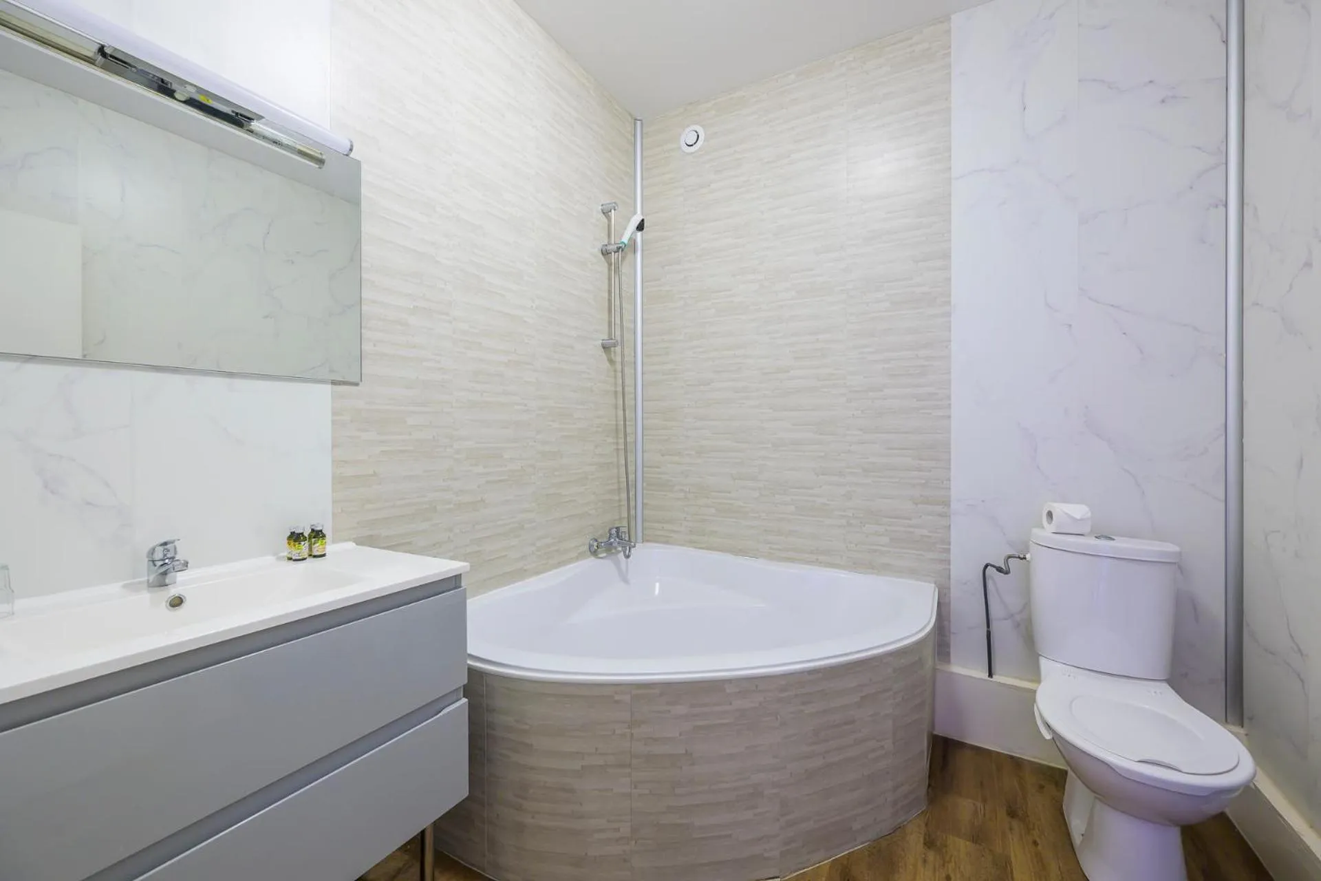 Toilet in Hôtel de La Beauronne