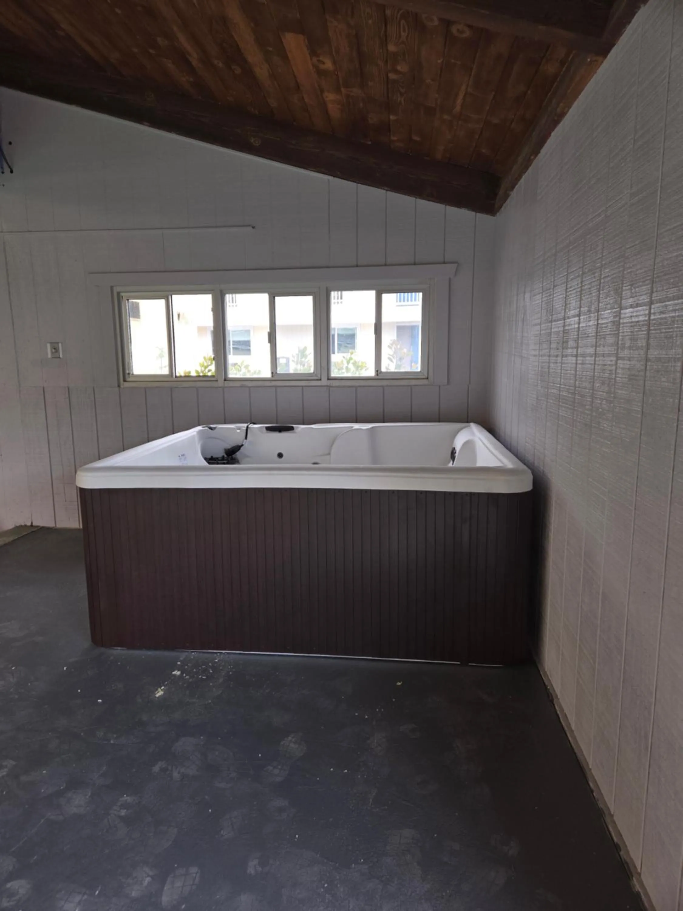 Hot Tub in Coast Riders Inn